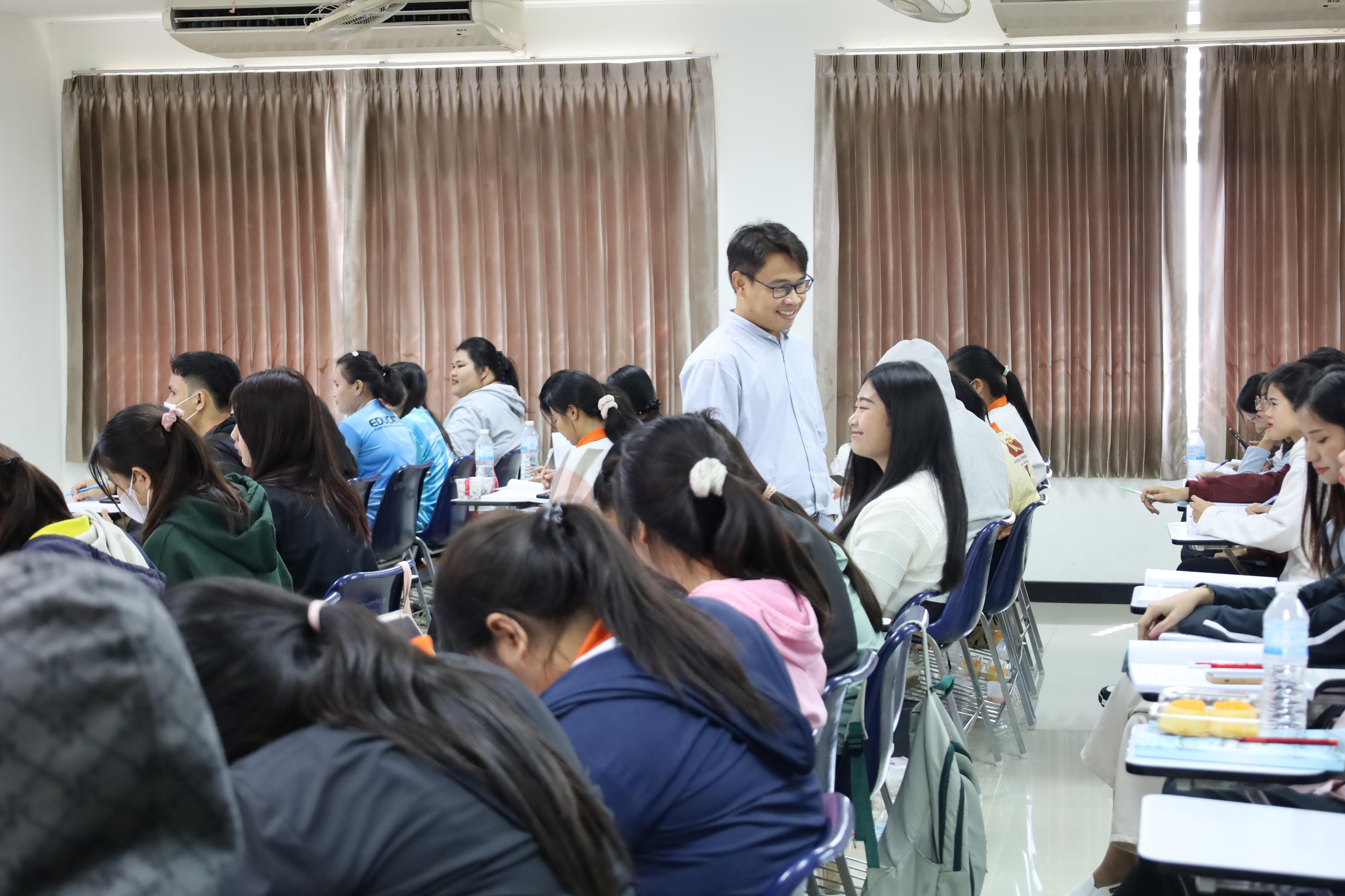 380. อบรมการพัฒนาภาษาอังกฤษสำหรับนักศึกษาครู