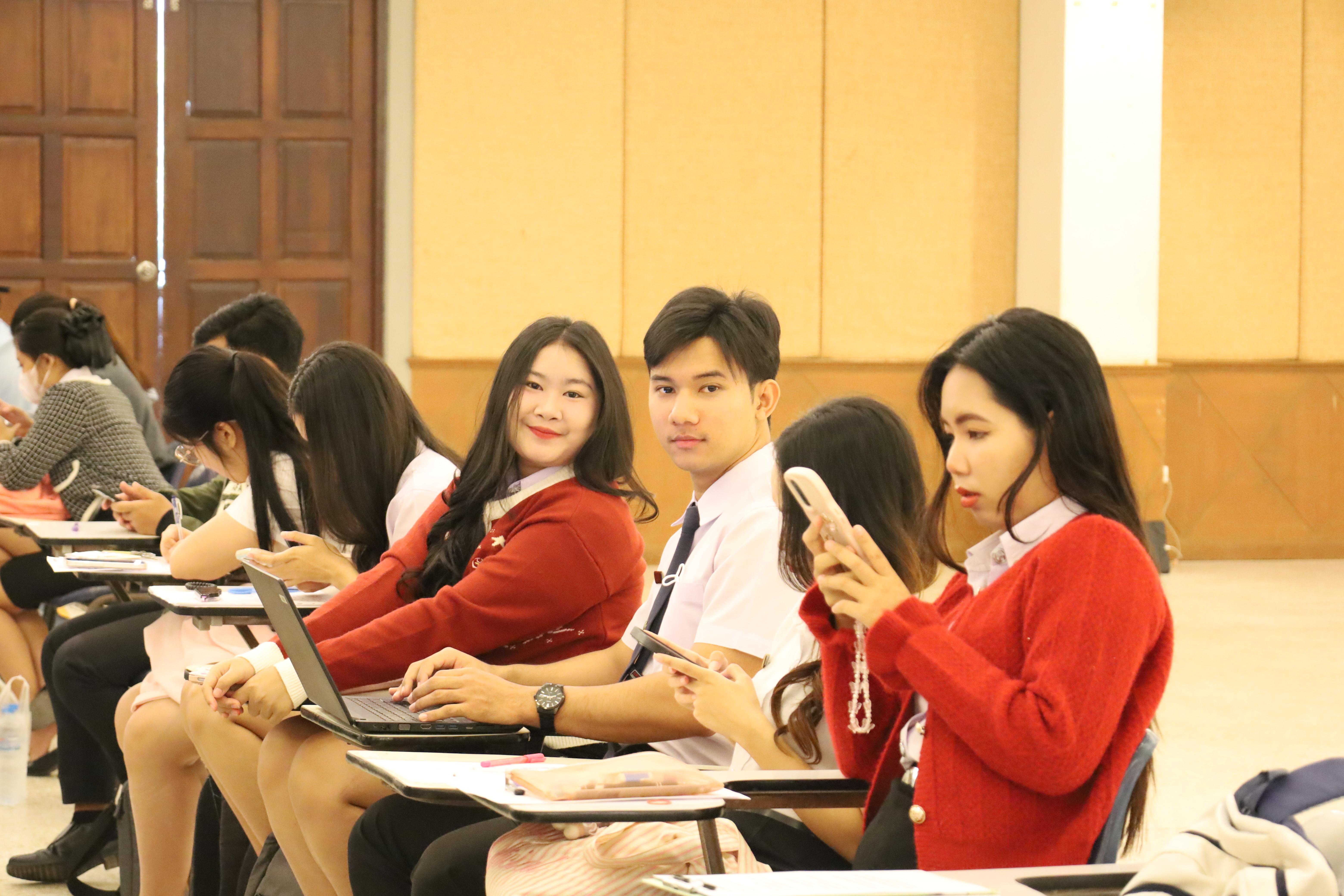 76. กิจกรรมสัมมนาและนำเสนอนวัตกรรมทางการศึกษานักศึกษาฝึกประสบการณ์วิชาชีพครู