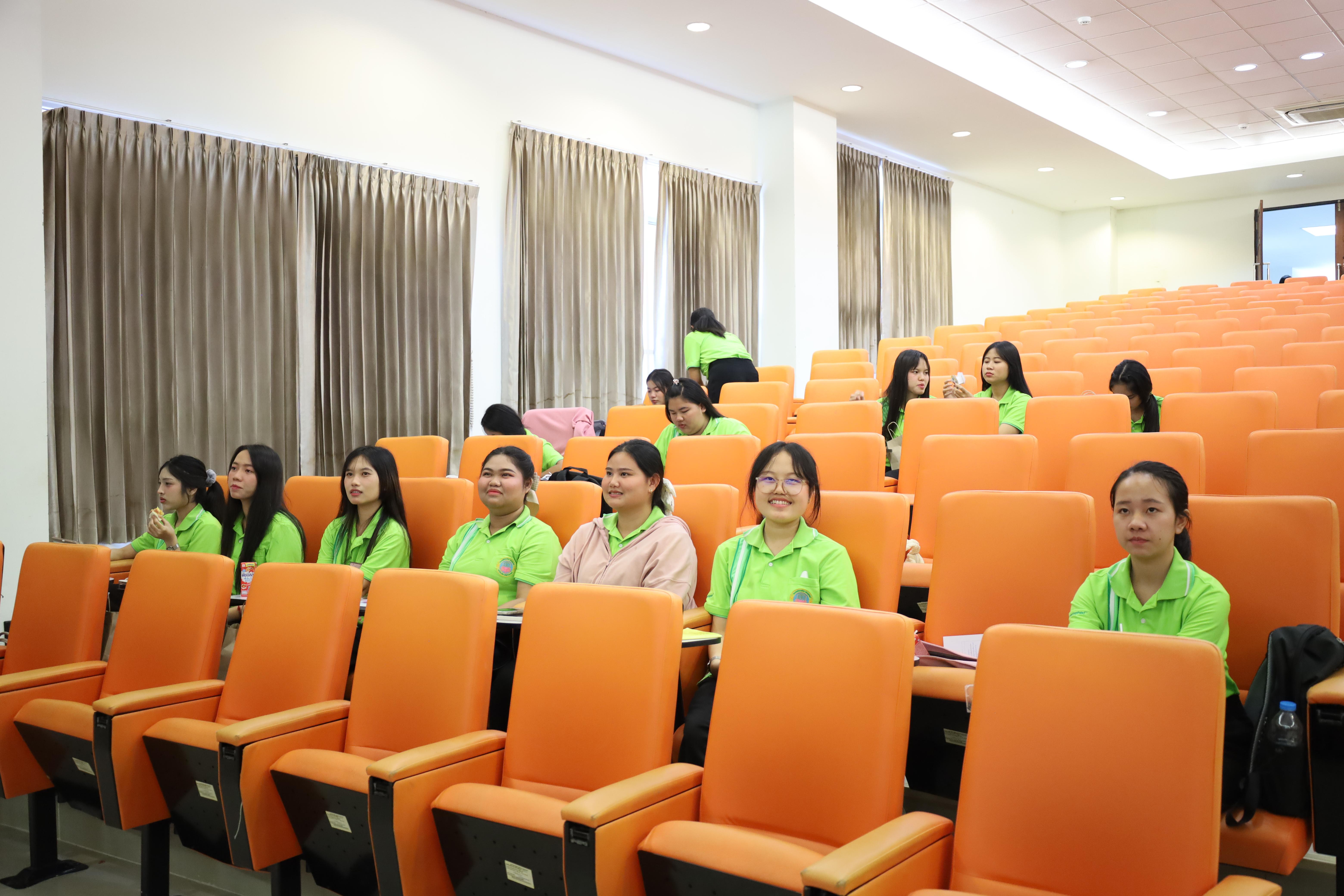 8. กิจกรรมพัฒนาทักษะการจัดการเรียนรู้เชิงสร้างสรรค์วิชาวรรณคดี