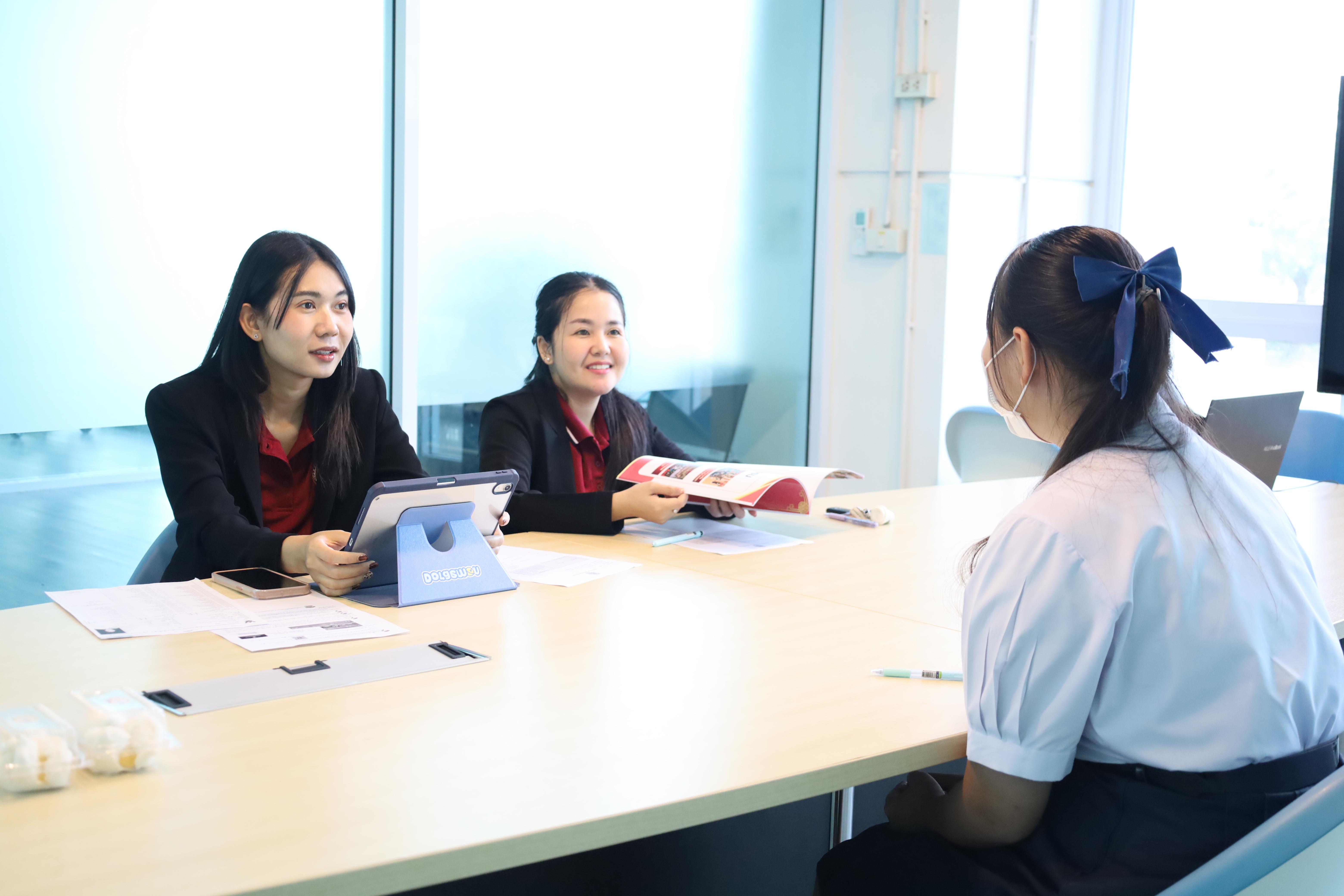 10. บรรยากาศการสอบสัมภาษณ์นักศึกษารอบ 2