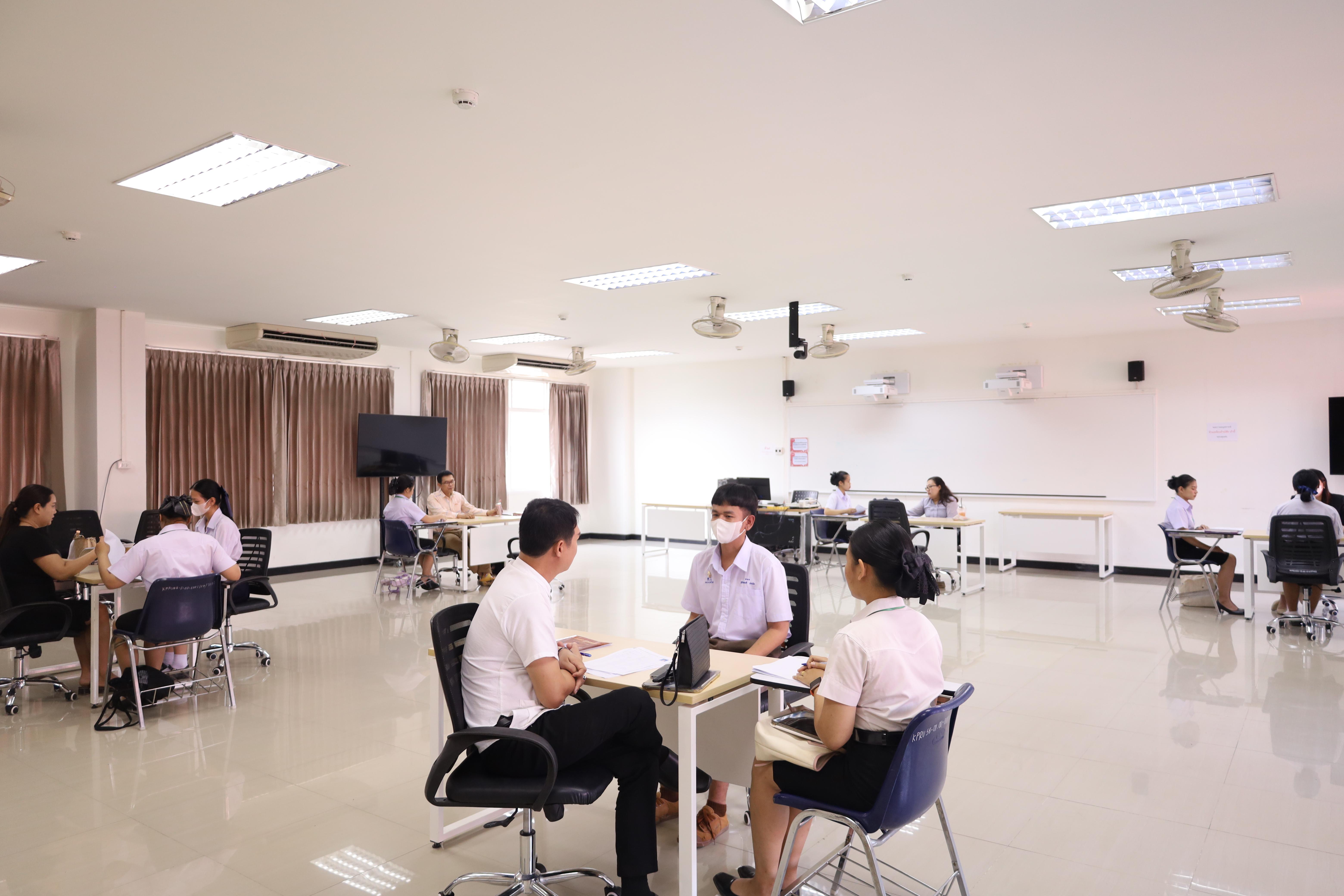 55. บรรยากาศการสอบสัมภาษณ์นักศึกษารอบ 2