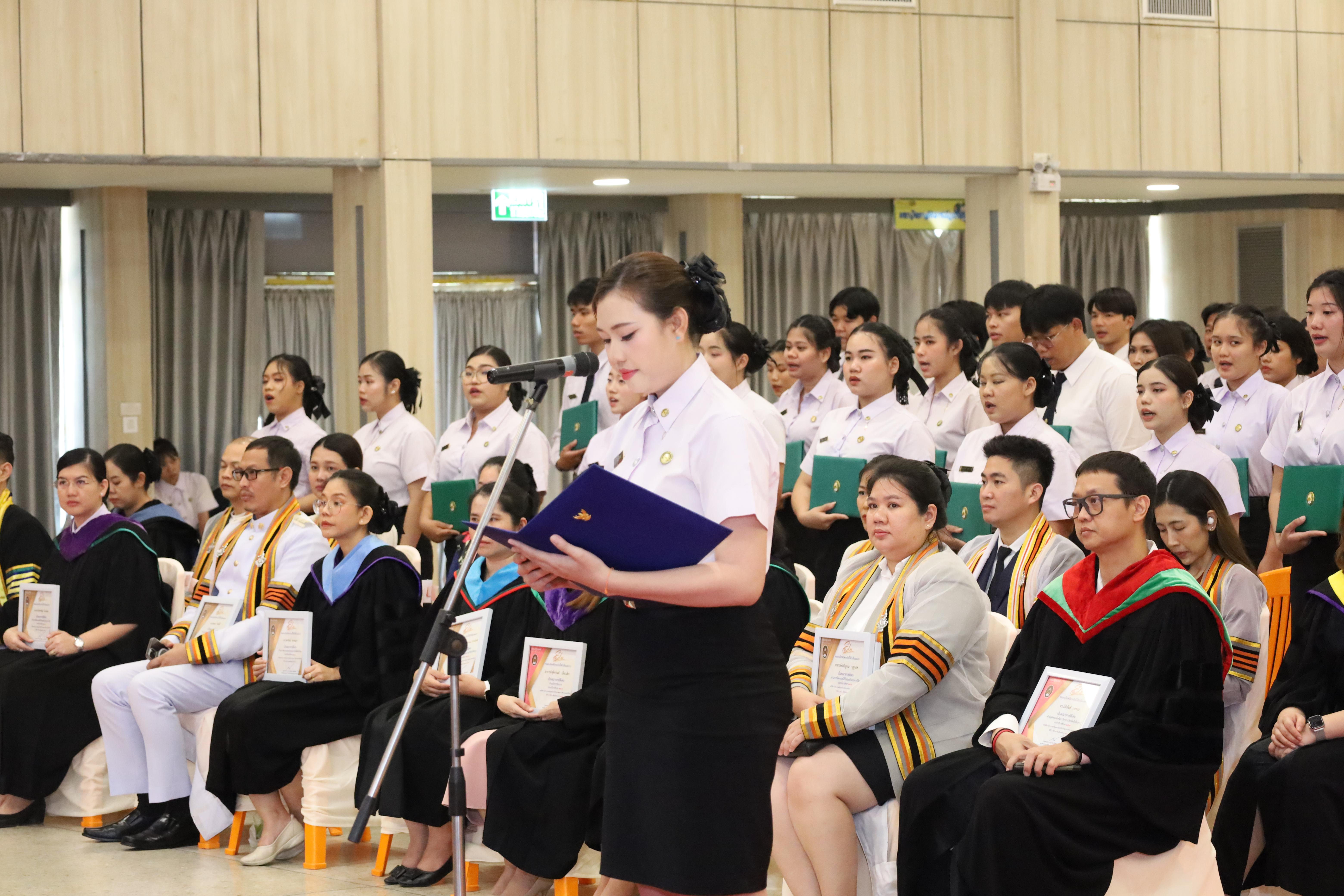 1990. งานปัจฉิมนิเทศนักศึกษาหลักสูตรครุศาสตรบัณฑิต