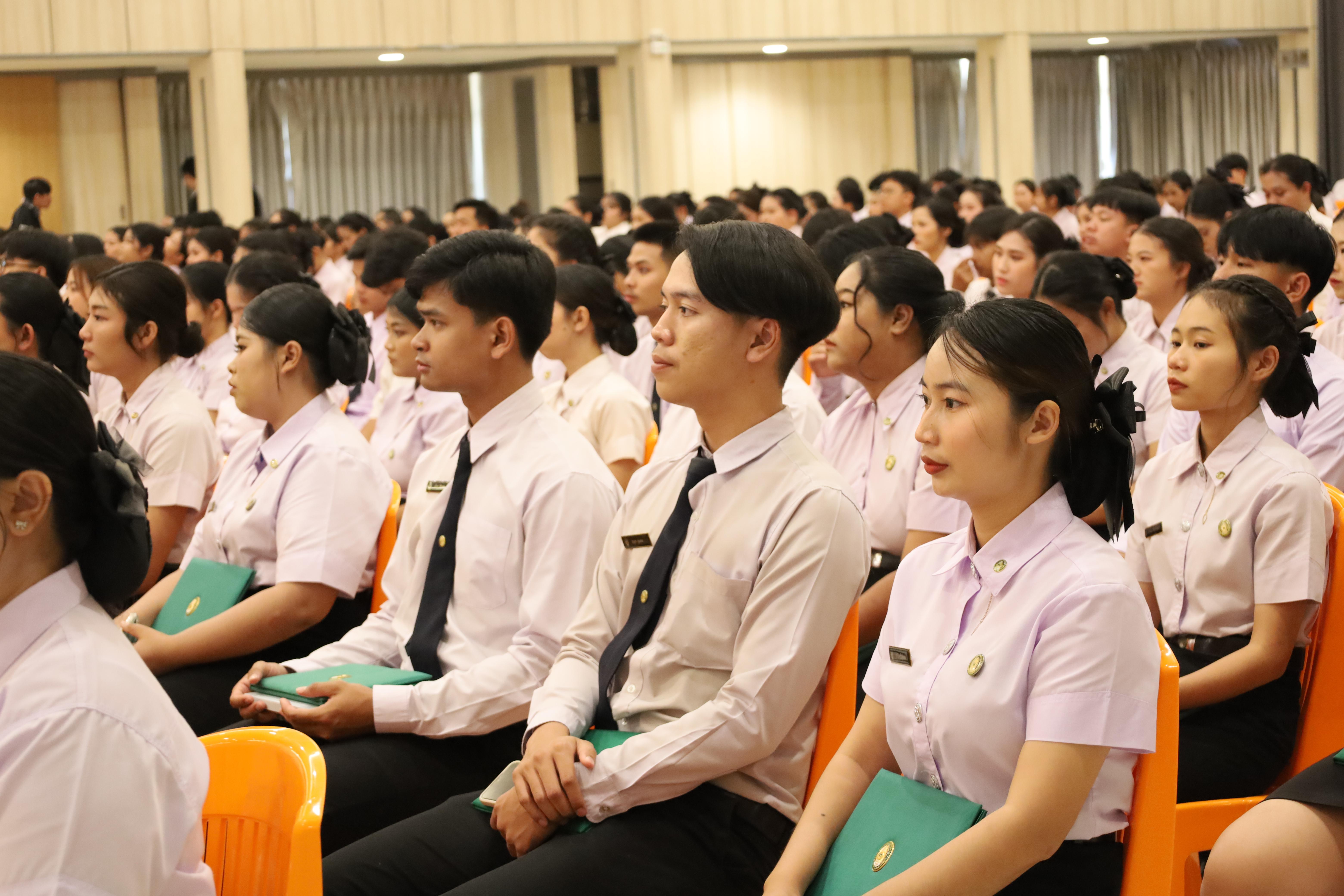 2004. งานปัจฉิมนิเทศนักศึกษาหลักสูตรครุศาสตรบัณฑิต
