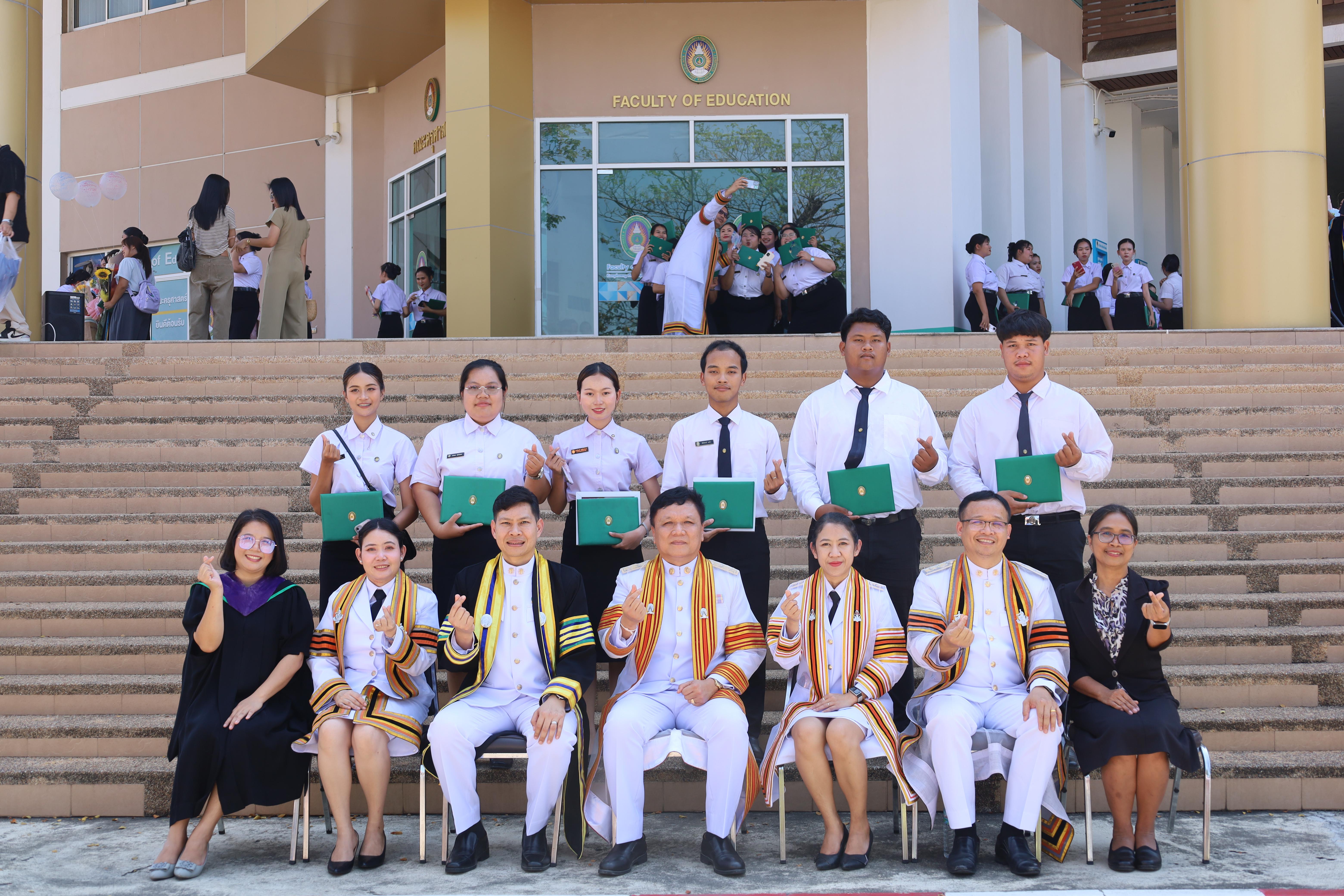 2215. งานปัจฉิมนิเทศนักศึกษาหลักสูตรครุศาสตรบัณฑิต