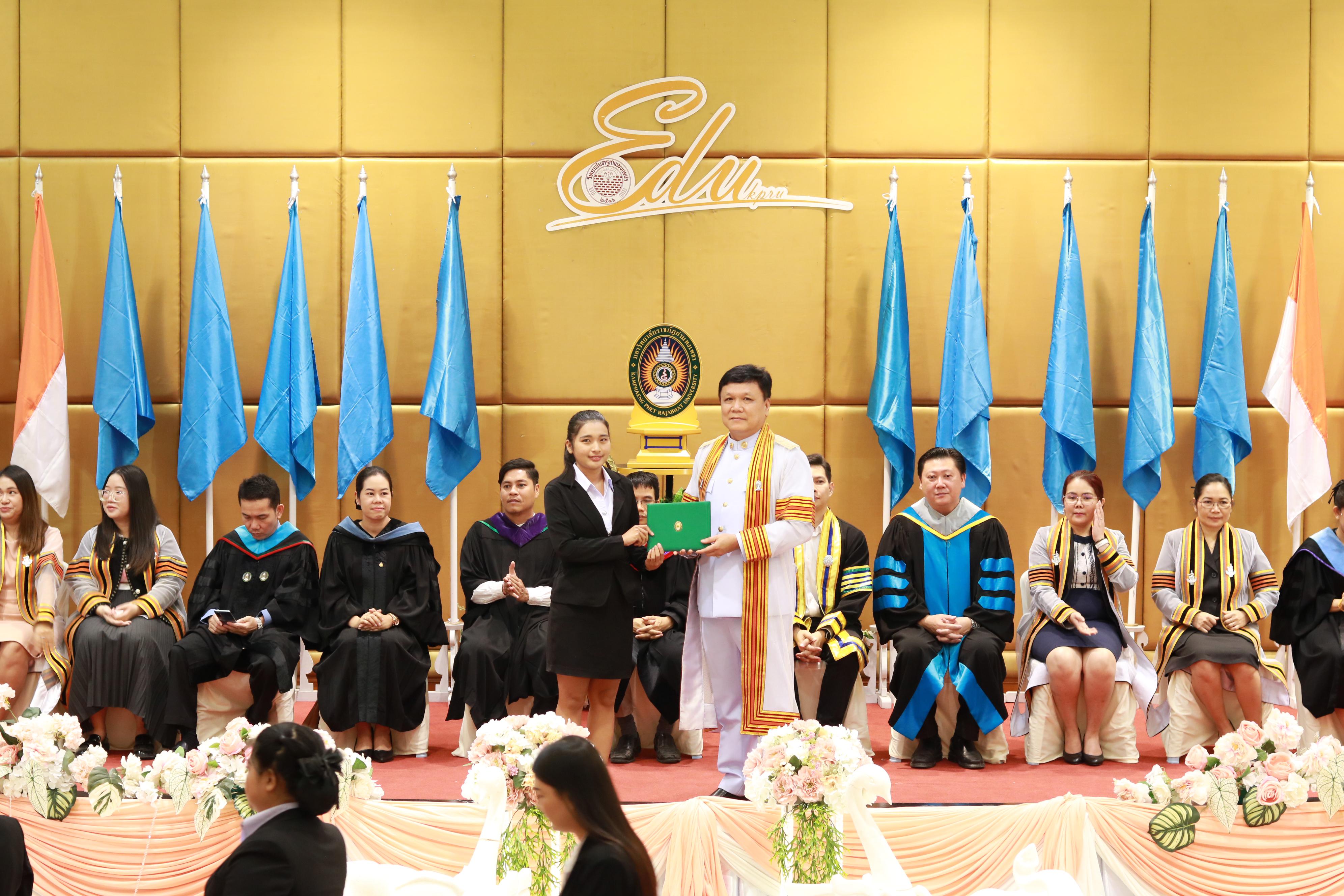 100. พิธีปัจฉิมนิเทศนักศึกษาหลักสูตรประกาศนียบัตรบัณฑิต สาขาวิชาชีพครู ประจำปีการศึกษา 2567