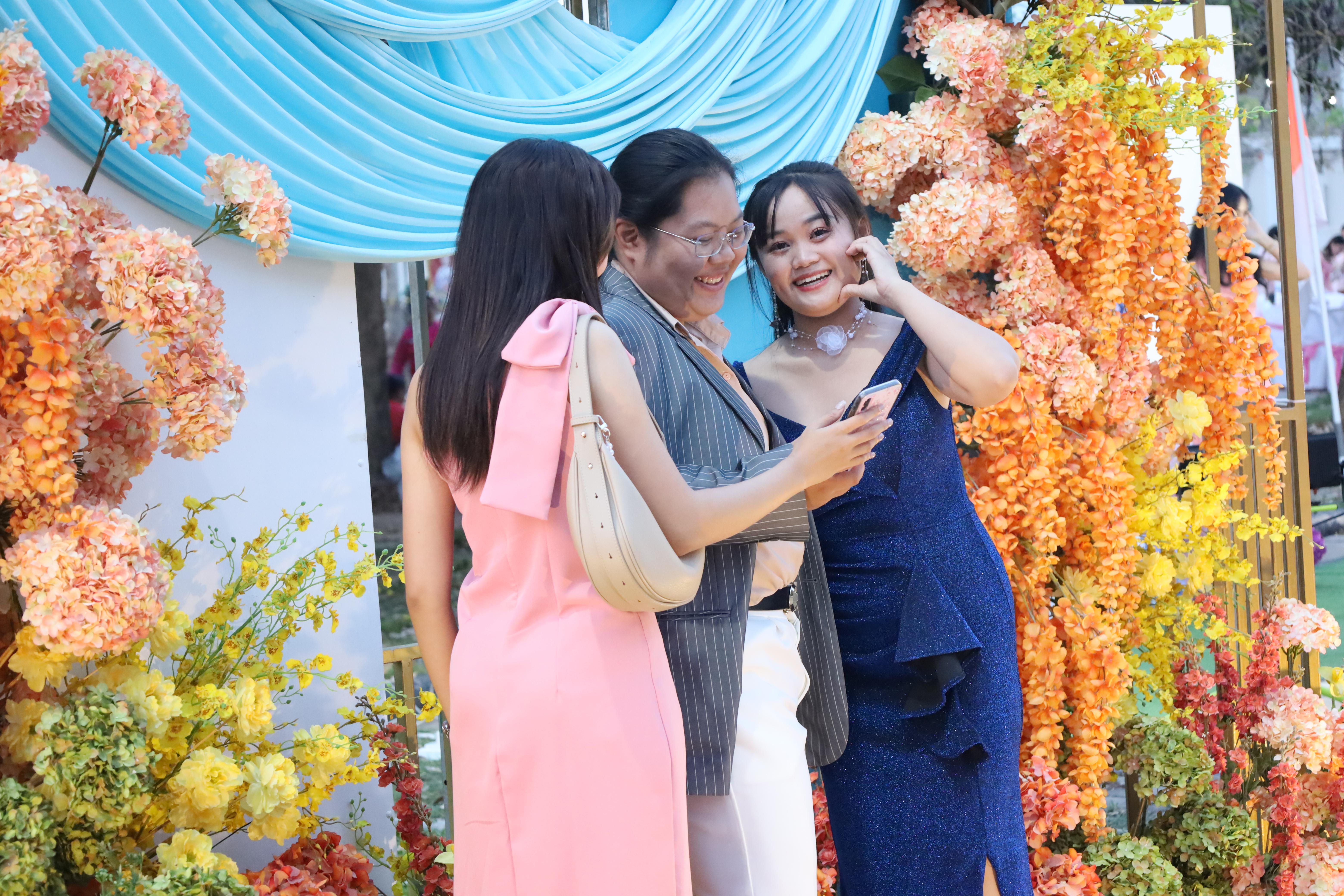 6. งานราตรีสีฟ้า