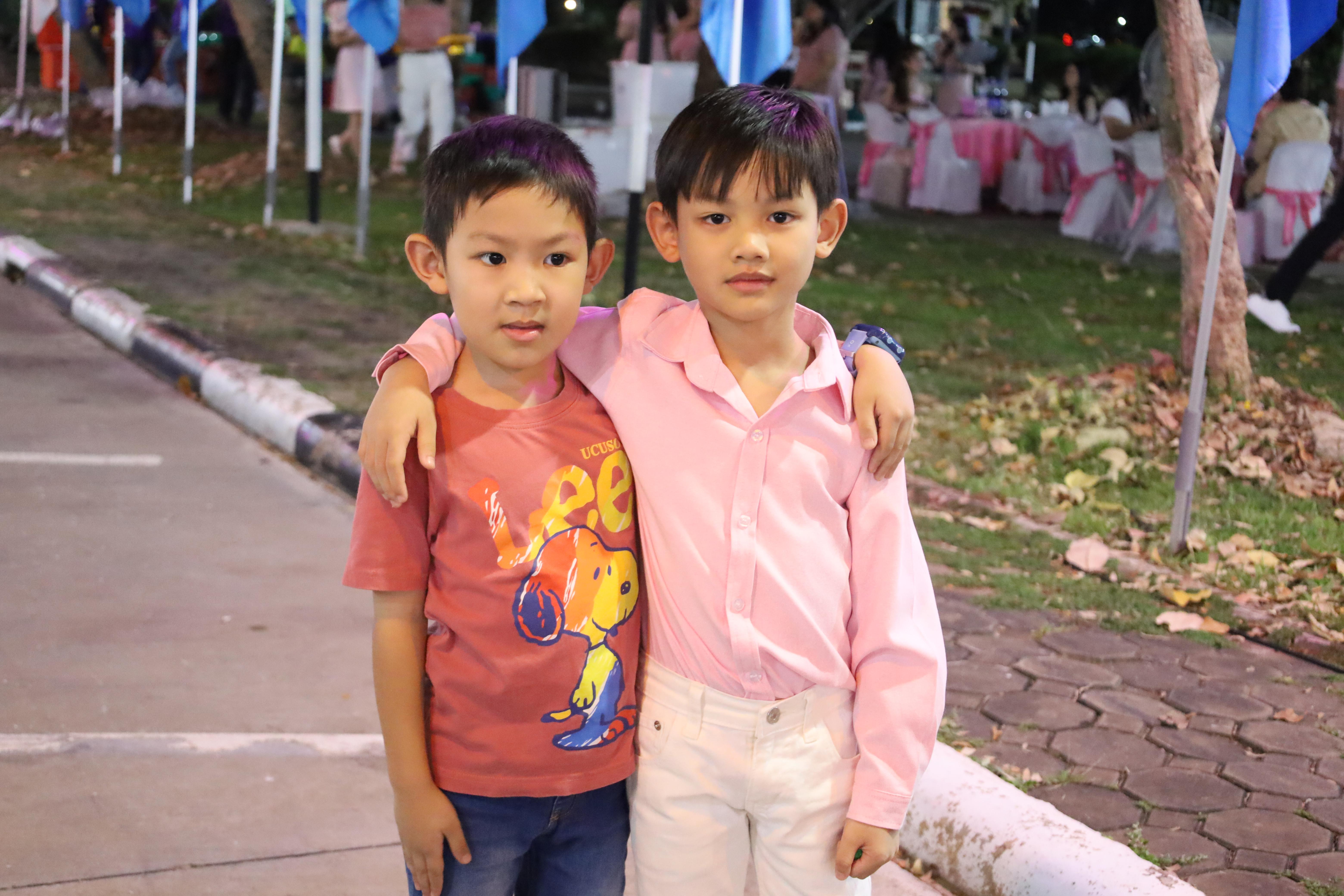 100. งานราตรีสีฟ้า