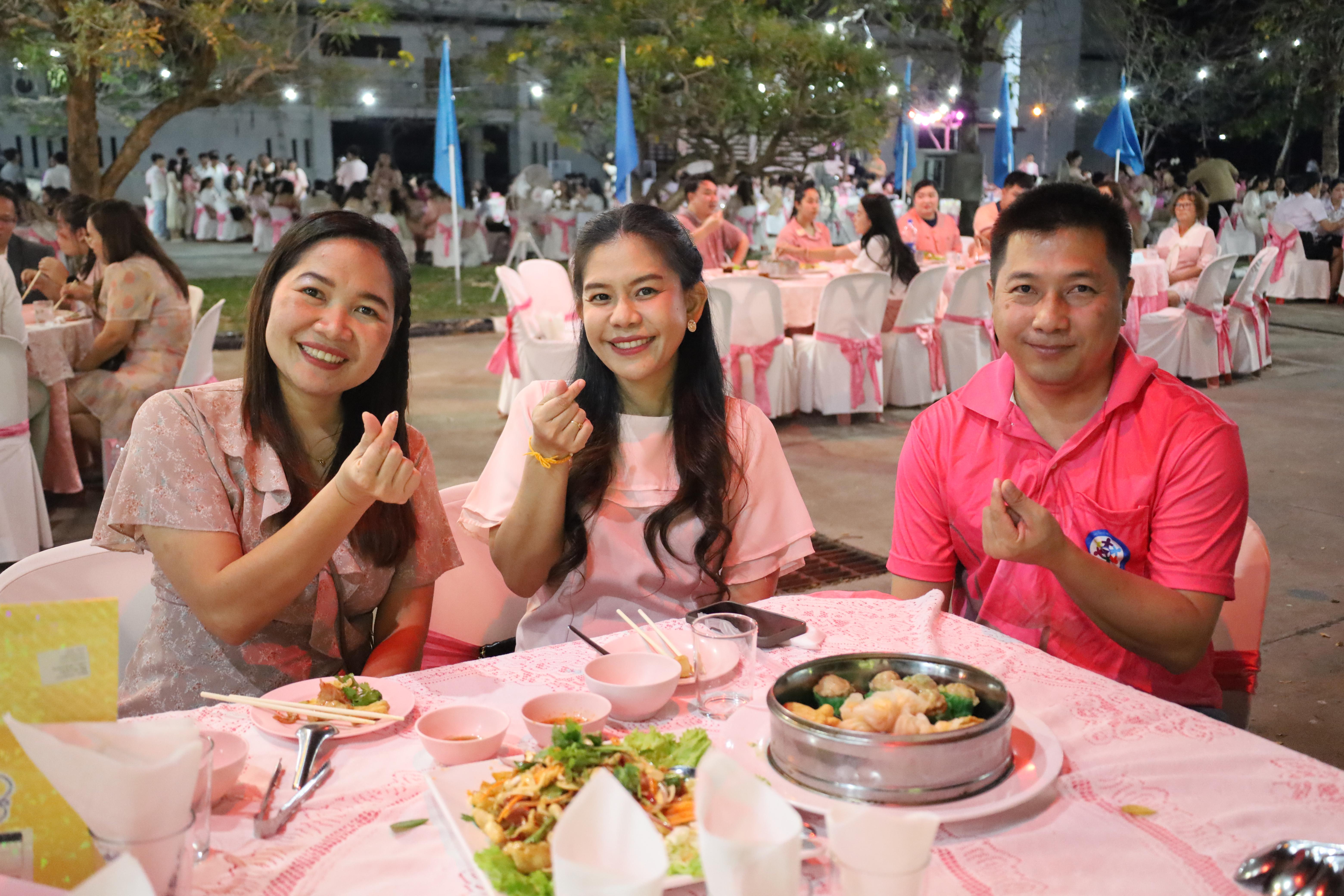 104. งานราตรีสีฟ้า