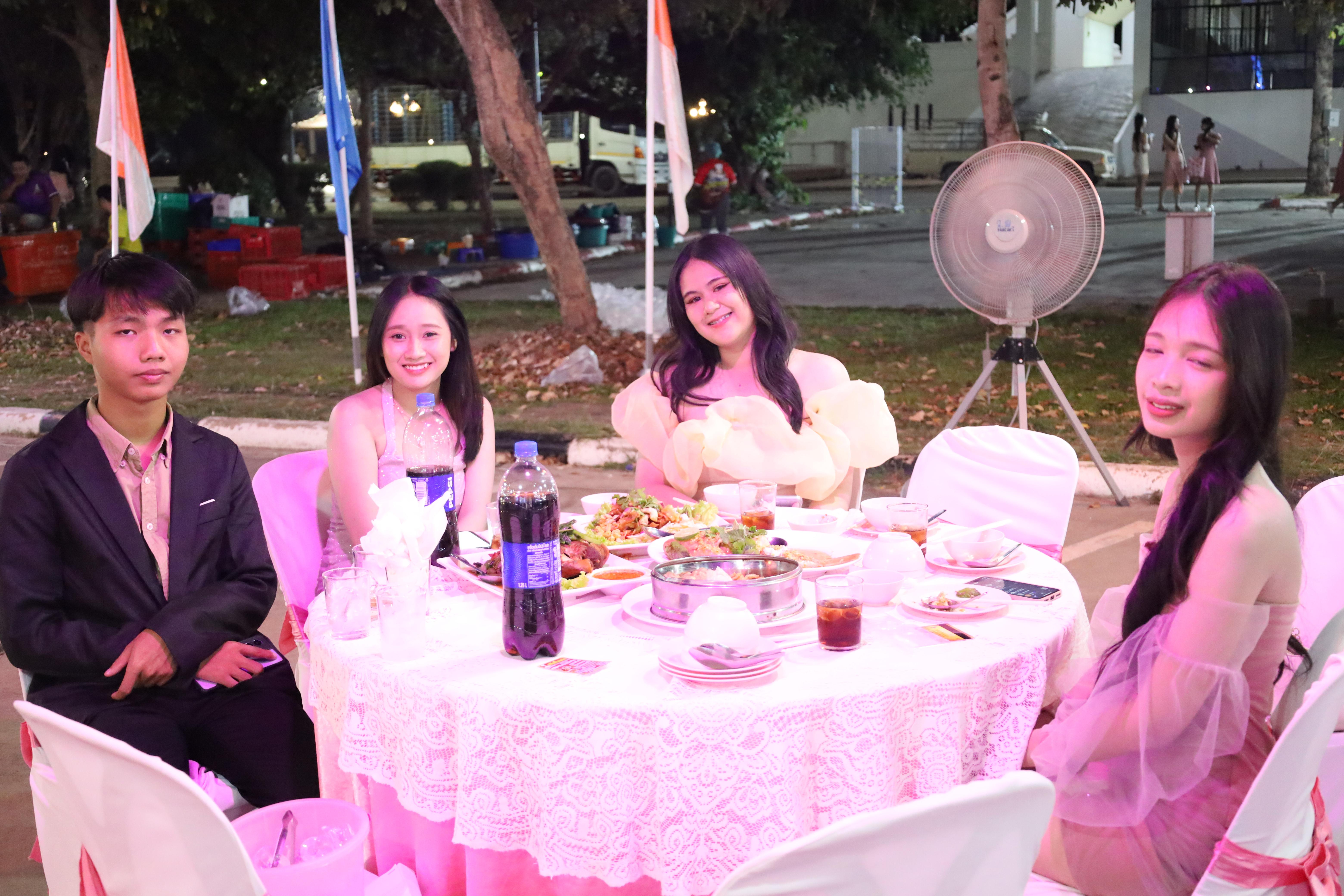 144. งานราตรีสีฟ้า