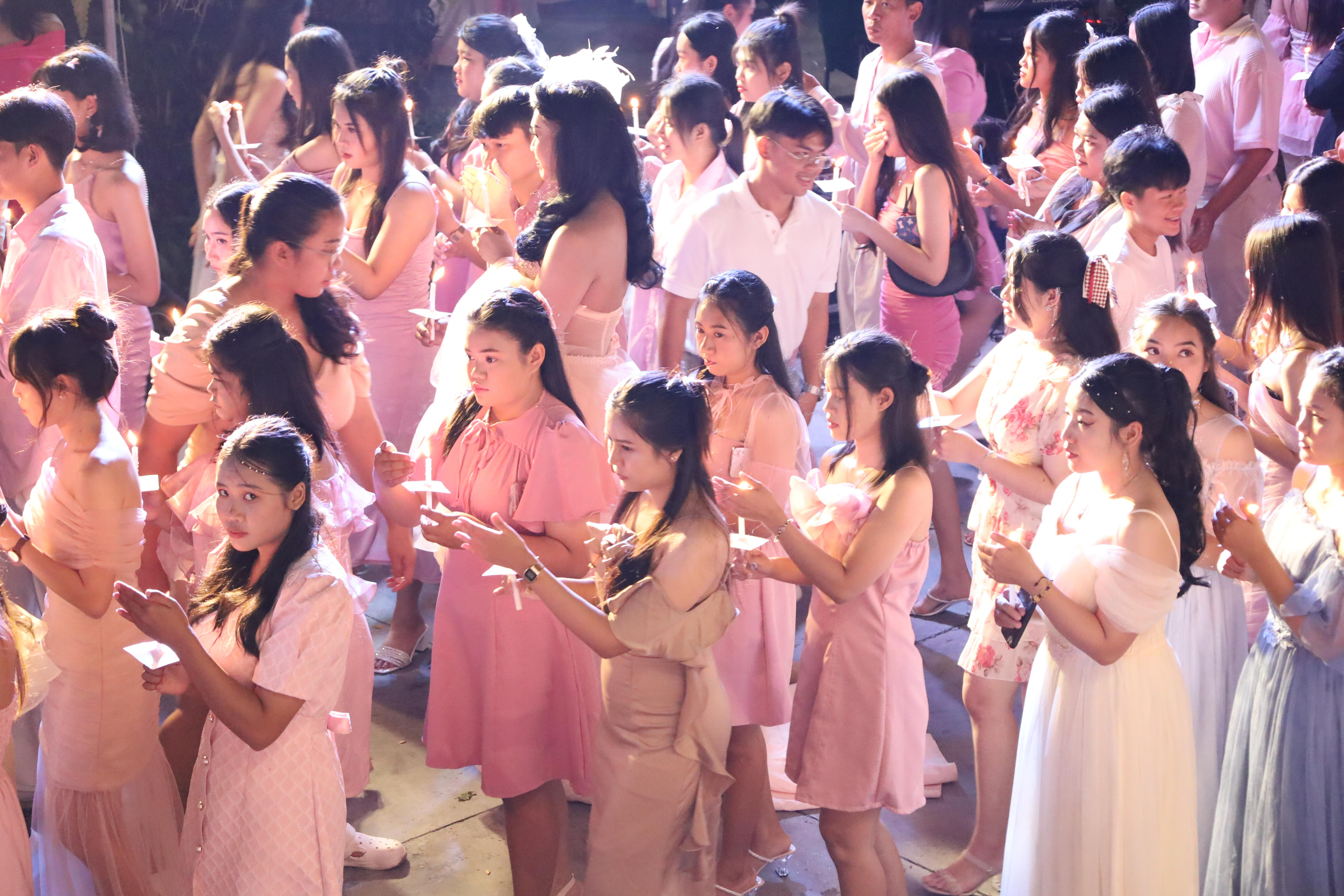 214. งานราตรีสีฟ้า
