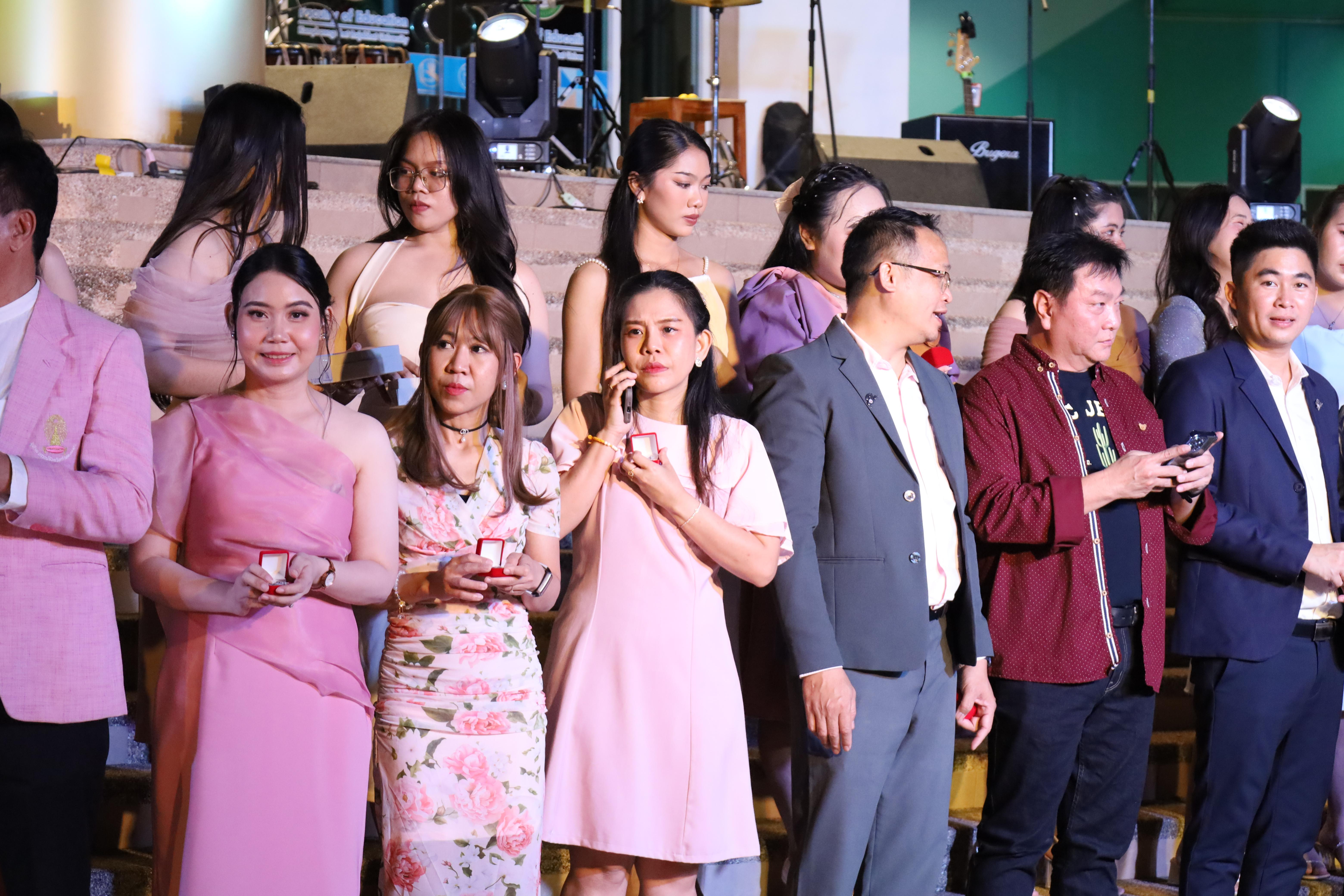 242. งานราตรีสีฟ้า