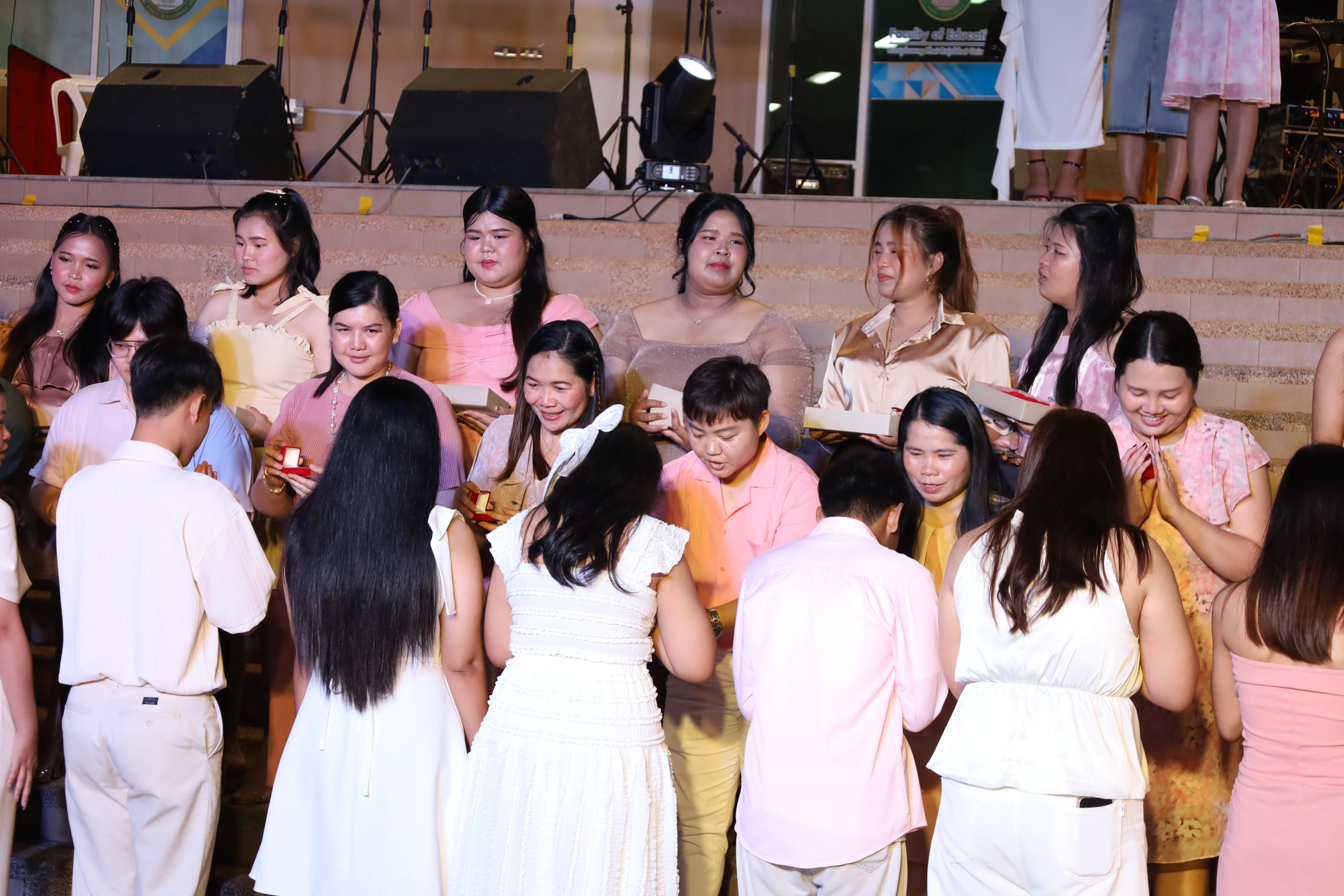 261. งานราตรีสีฟ้า