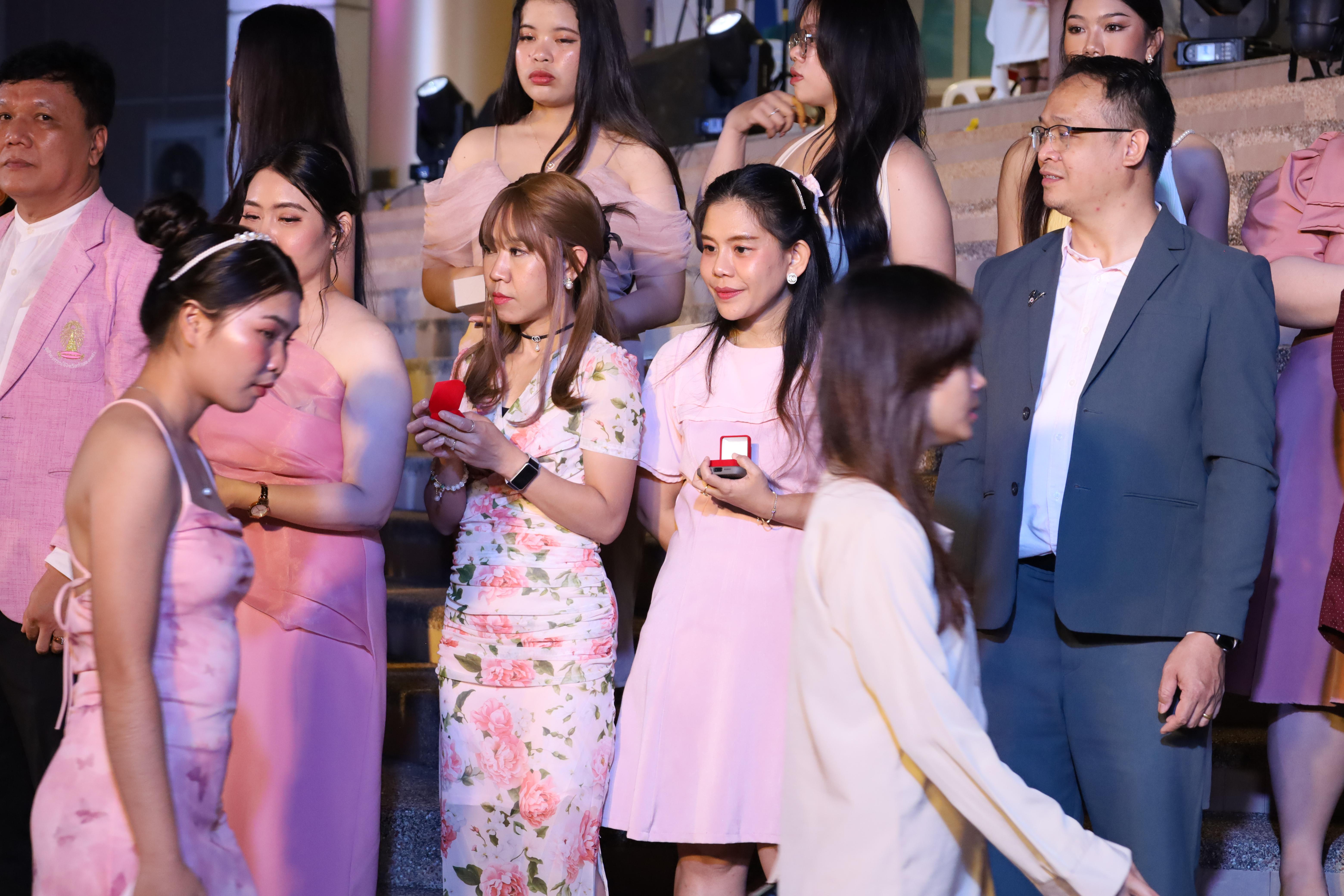 303. งานราตรีสีฟ้า