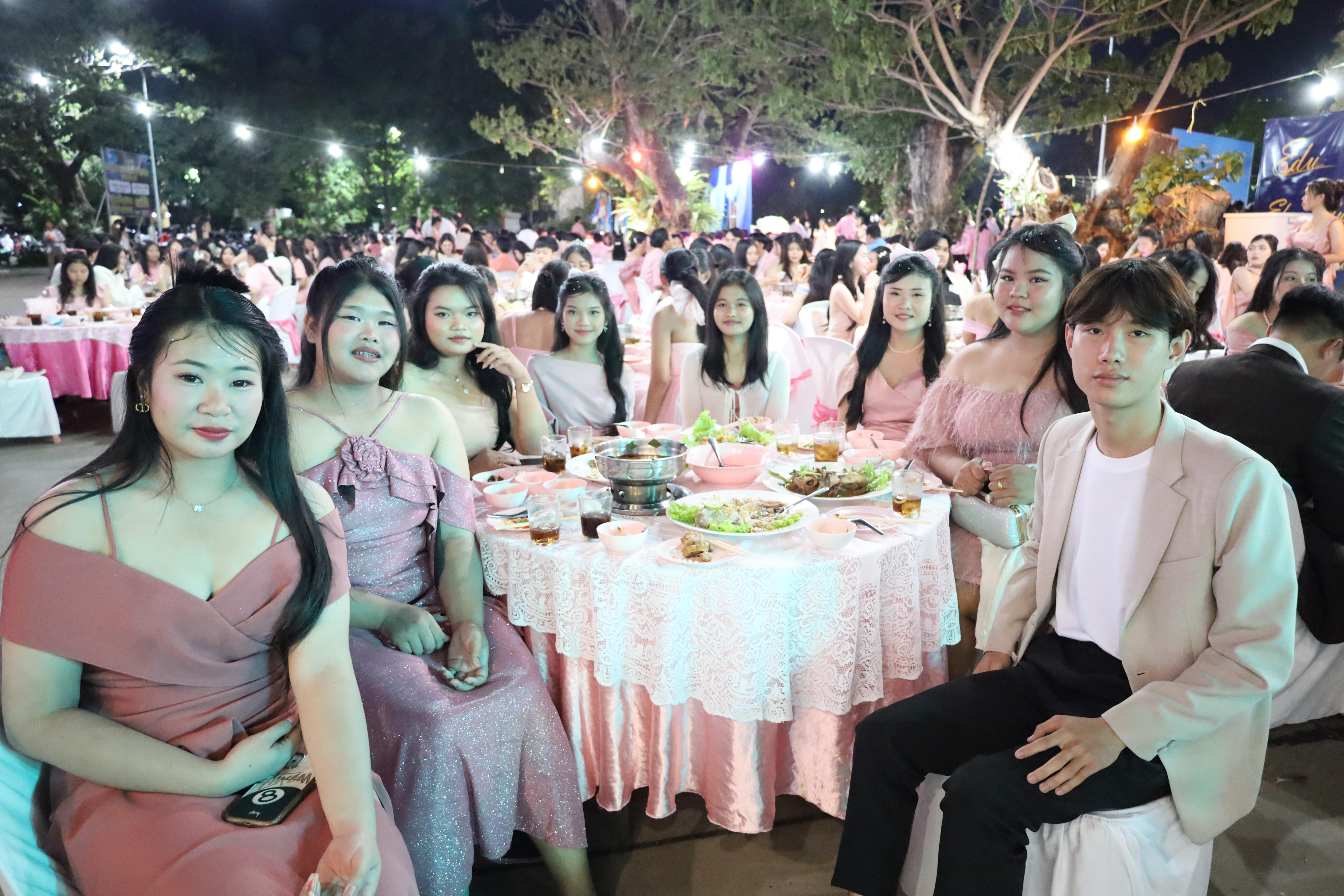 329. งานราตรีสีฟ้า
