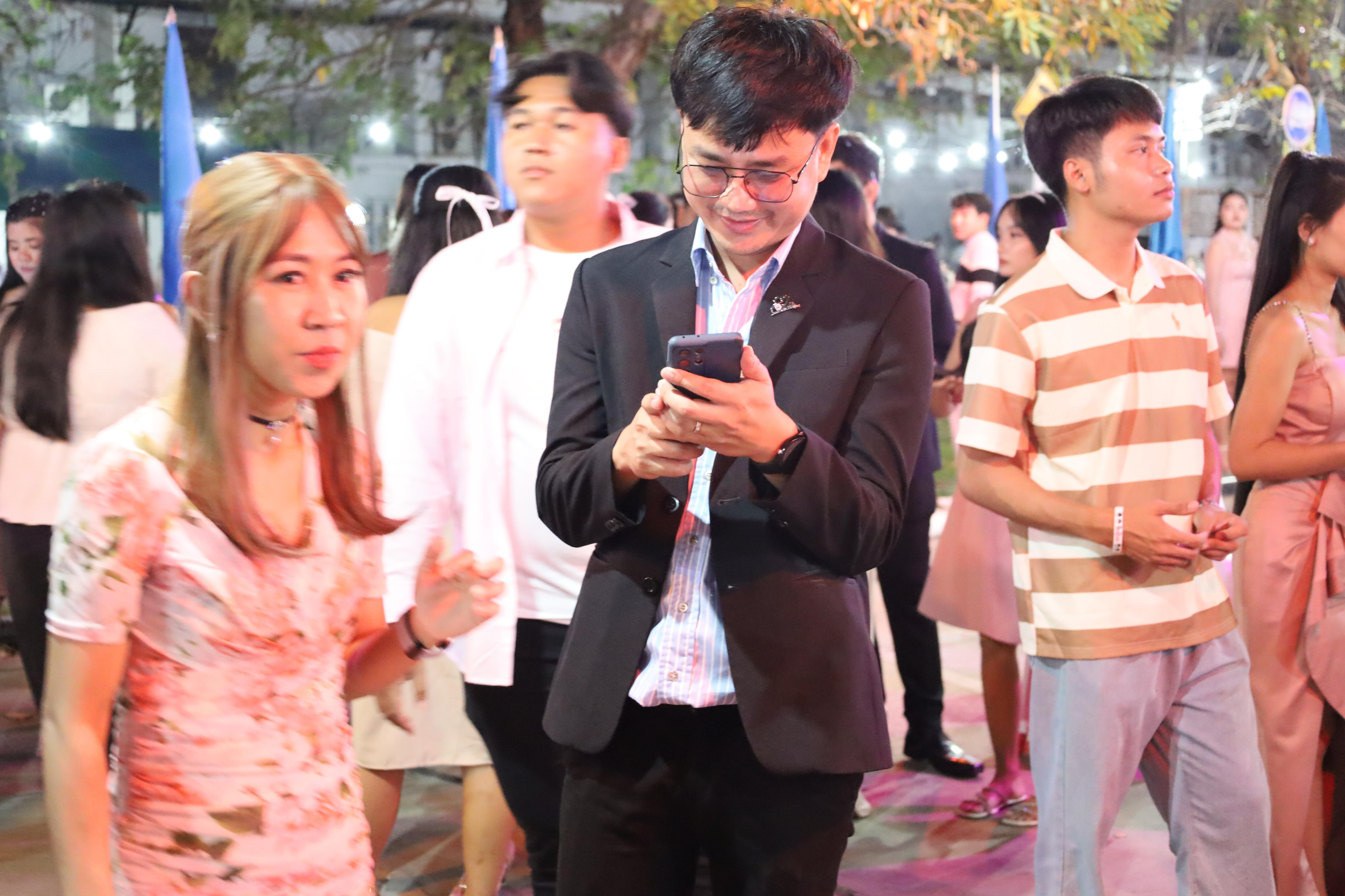 383. งานราตรีสีฟ้า