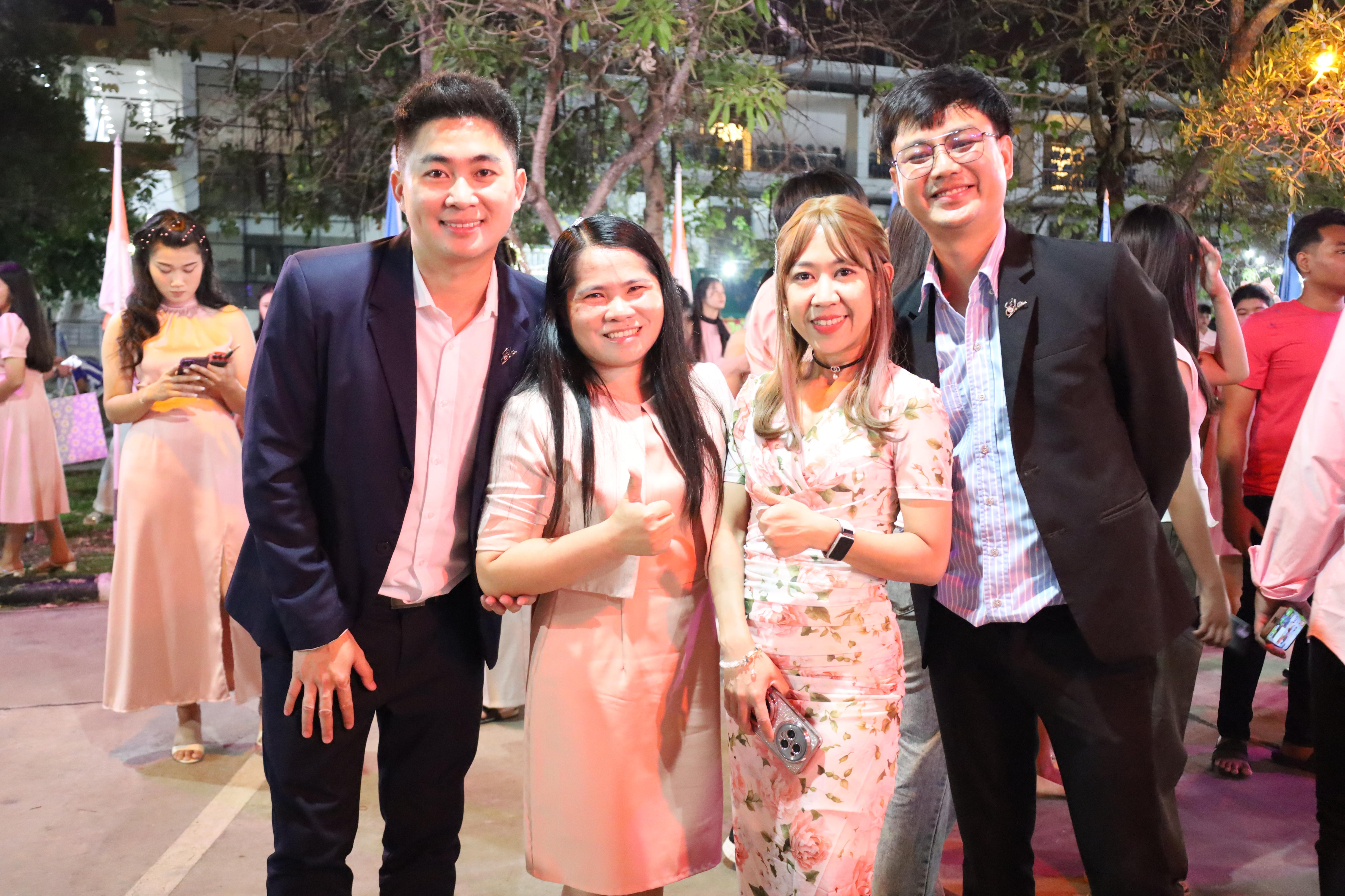 385. งานราตรีสีฟ้า