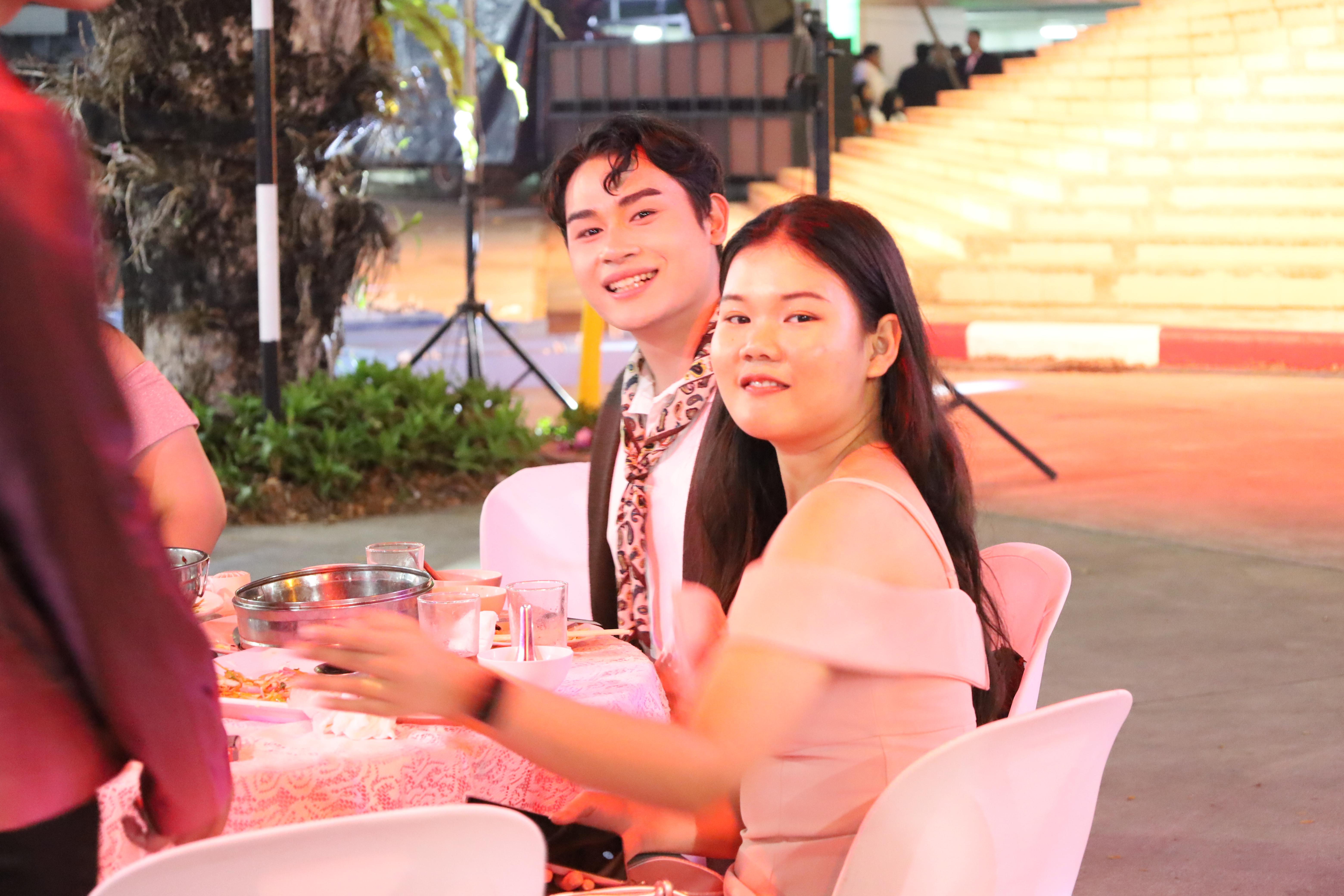 390. งานราตรีสีฟ้า