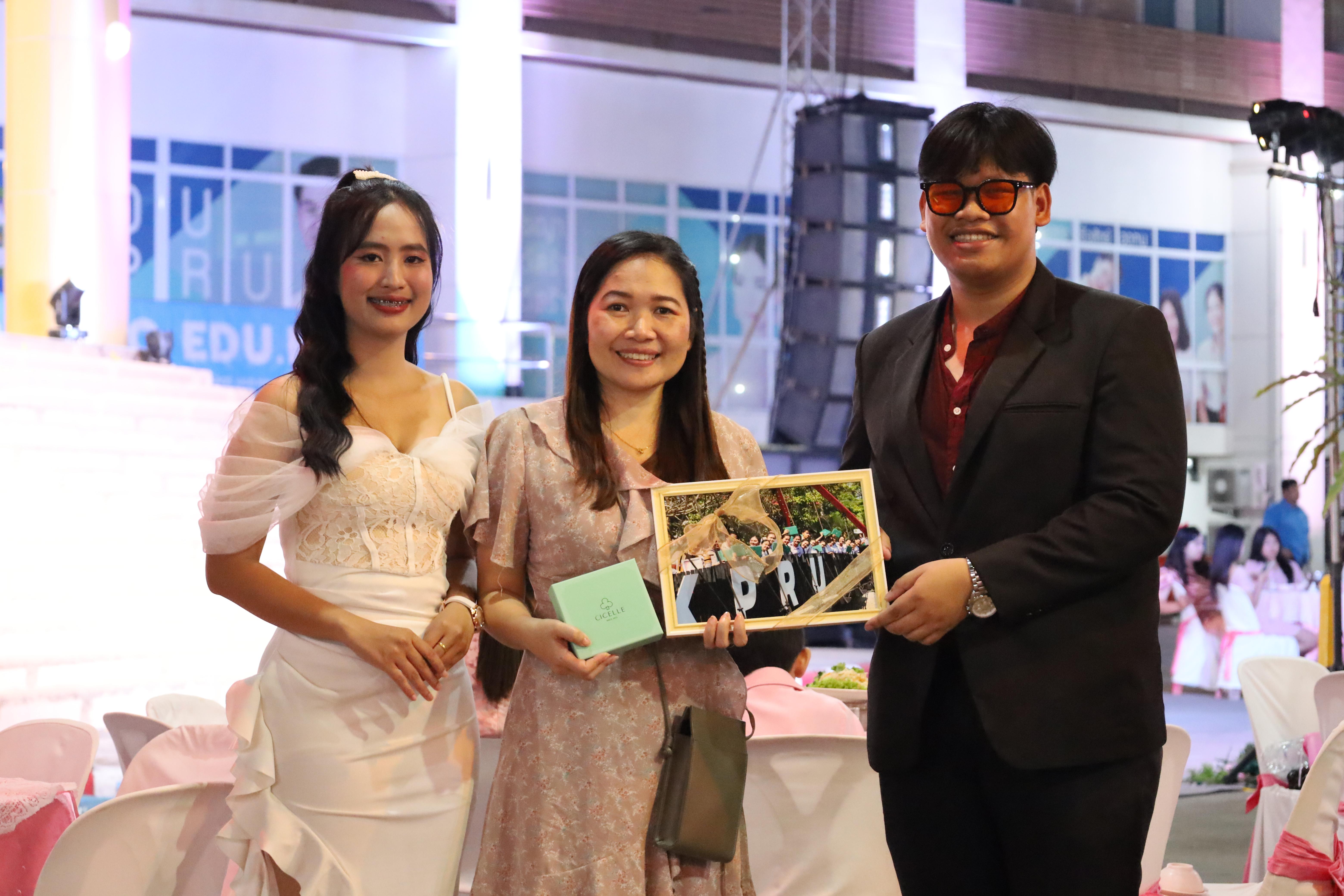 417. งานราตรีสีฟ้า