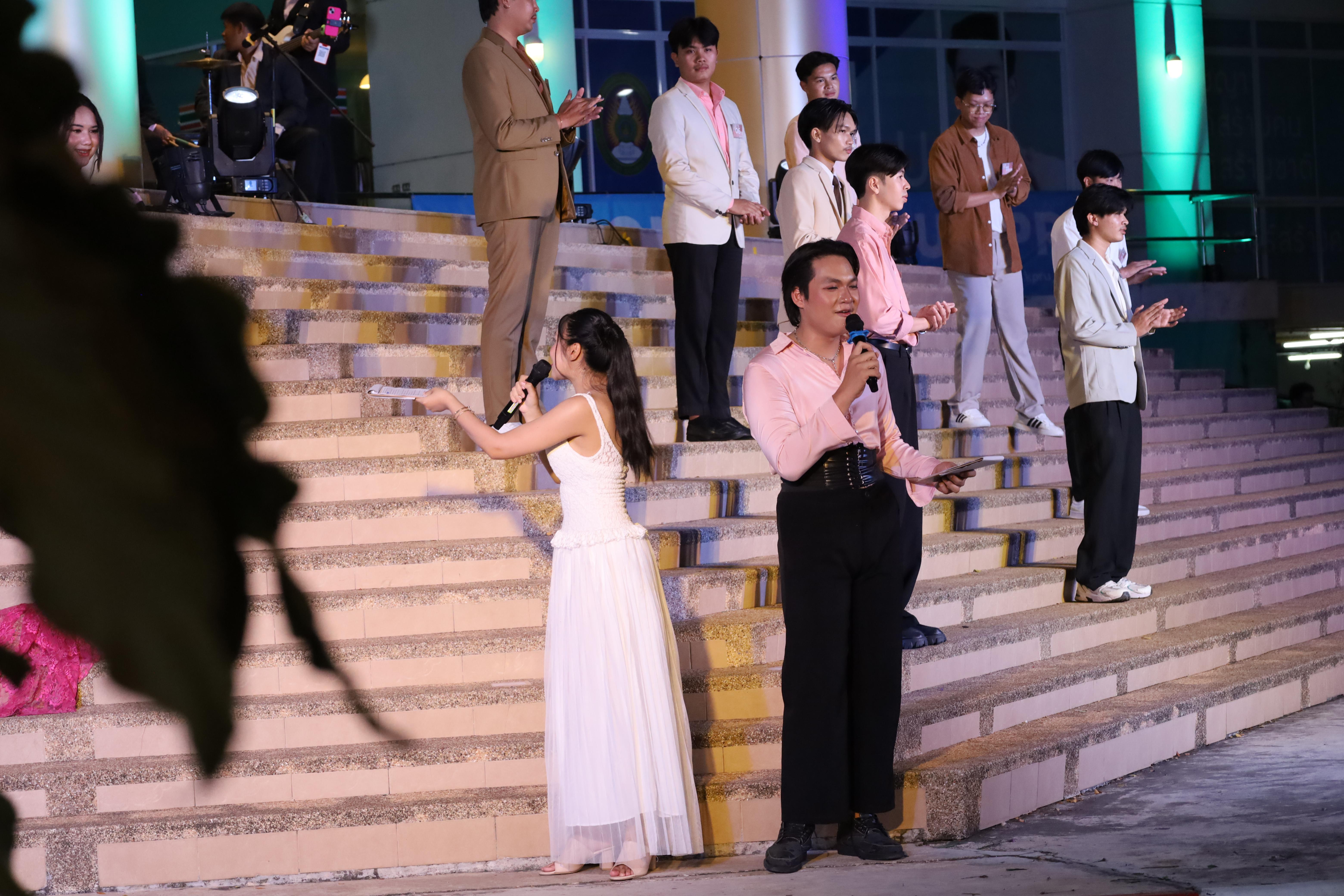 438. งานราตรีสีฟ้า