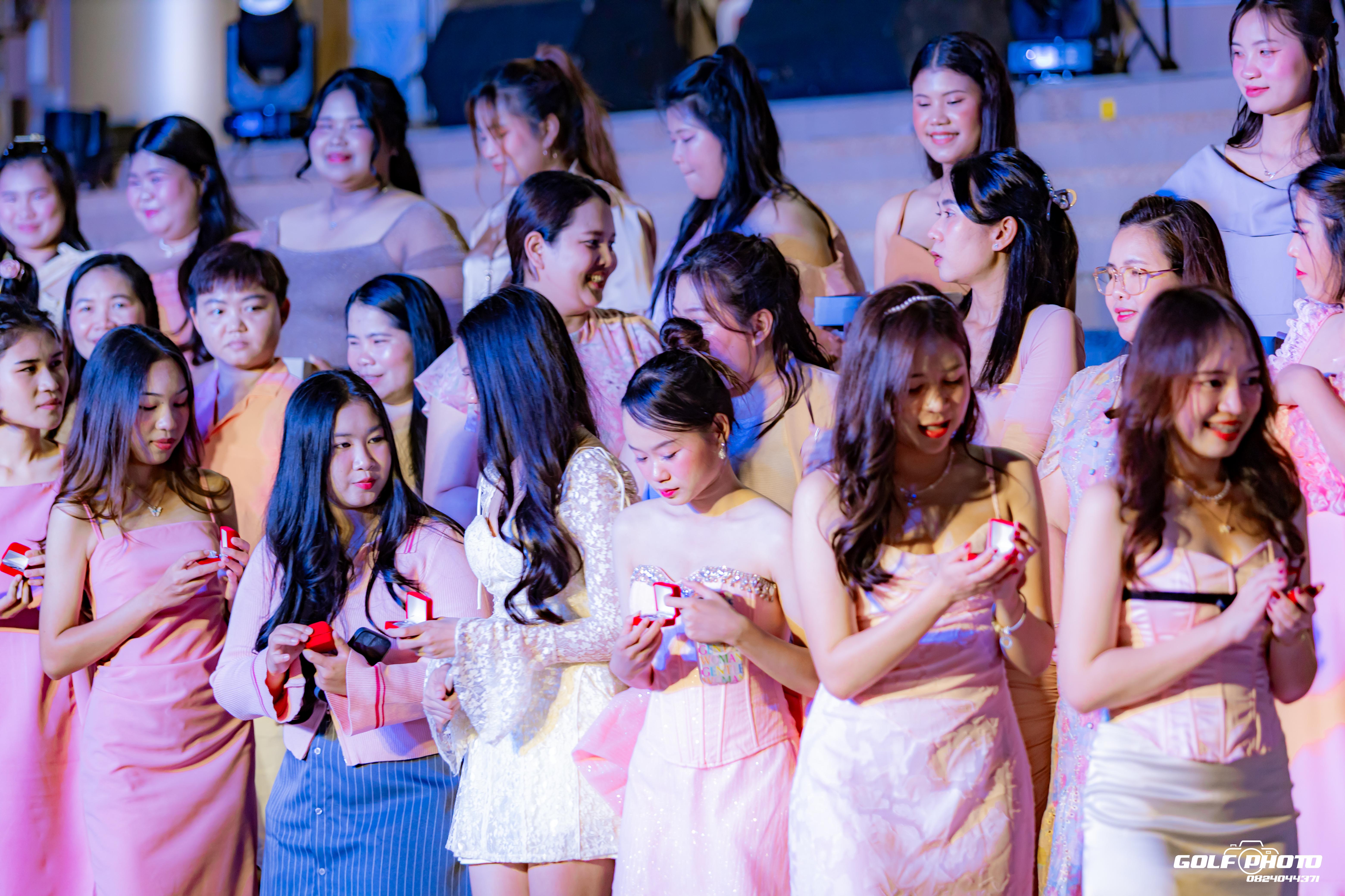 698. งานราตรีสีฟ้า