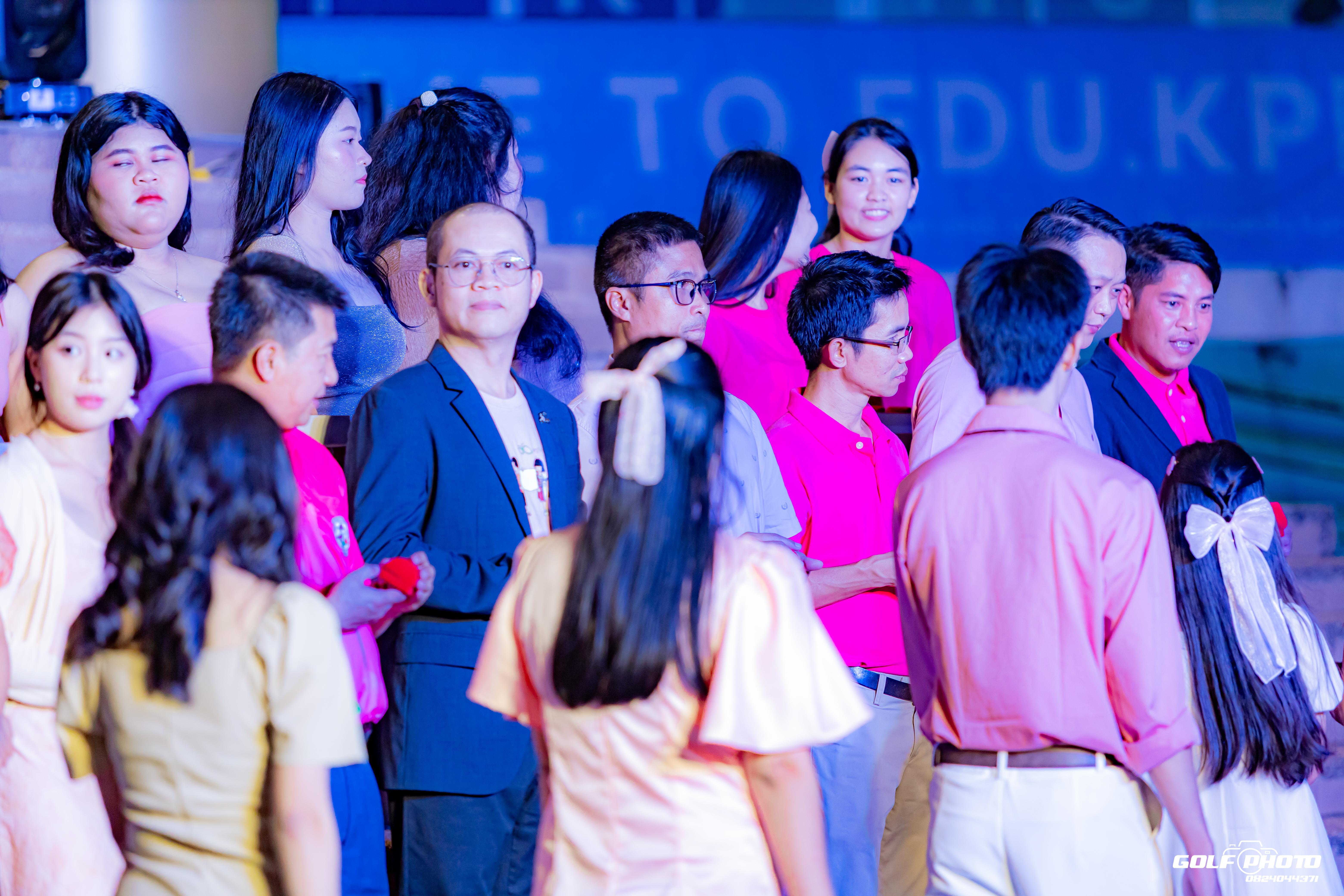 718. งานราตรีสีฟ้า