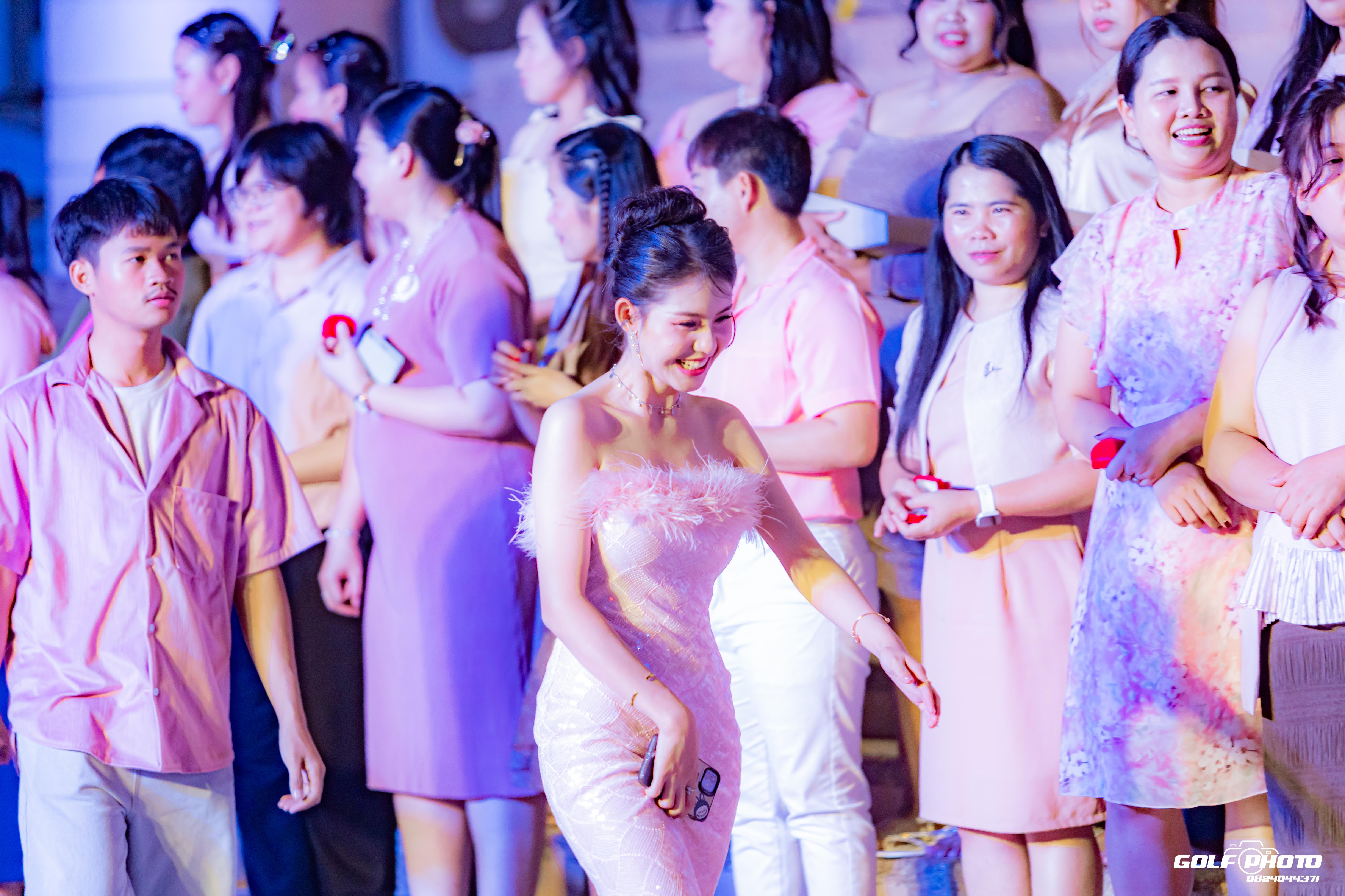 758. งานราตรีสีฟ้า