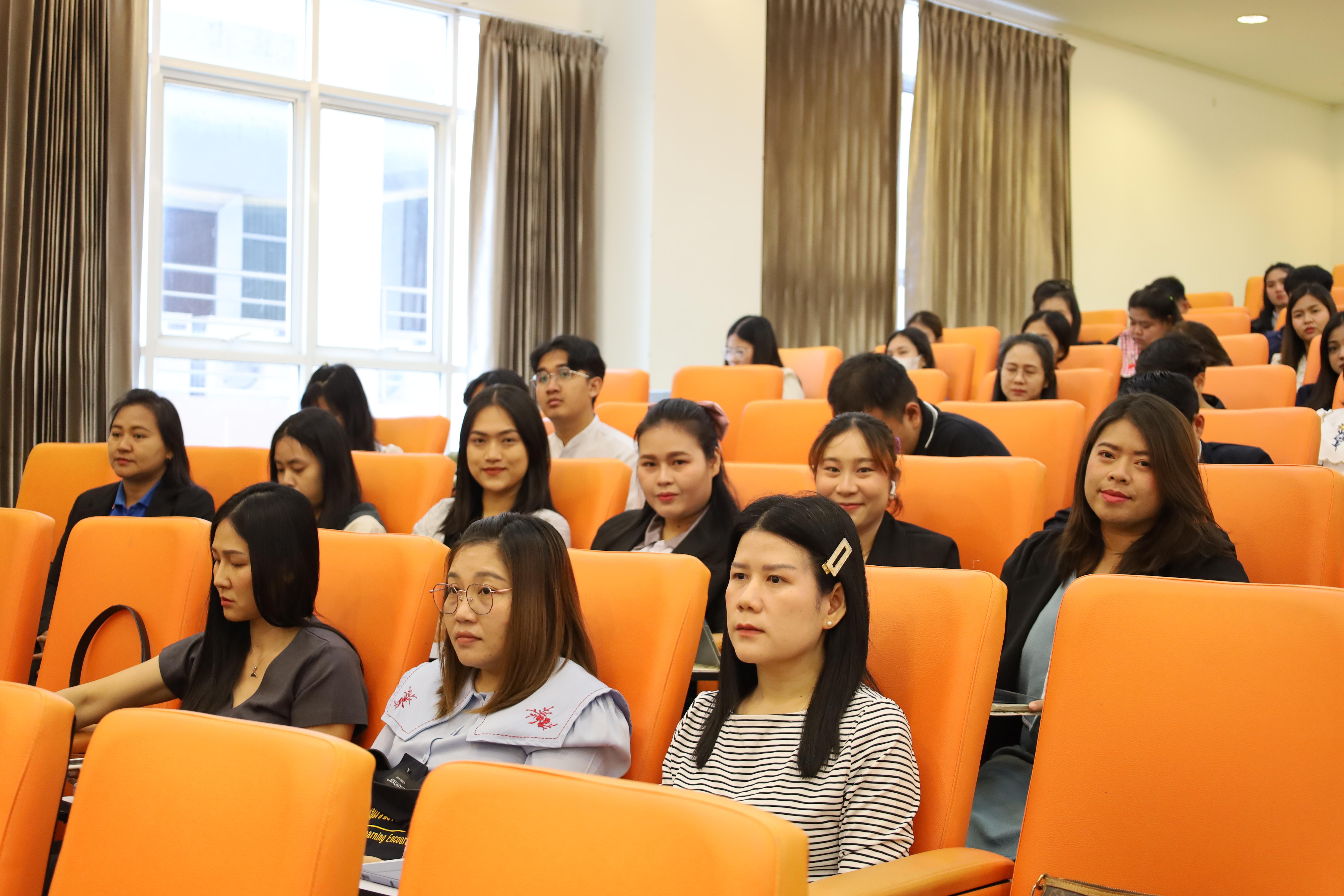 18. การอบรมโครงการพัฒนาทักษะการสอนและความเป็นครู สำหรับนักศึกษาหลักสูตรประกาศนียบัตรบัณฑิตสาขาวิชาชีพครู