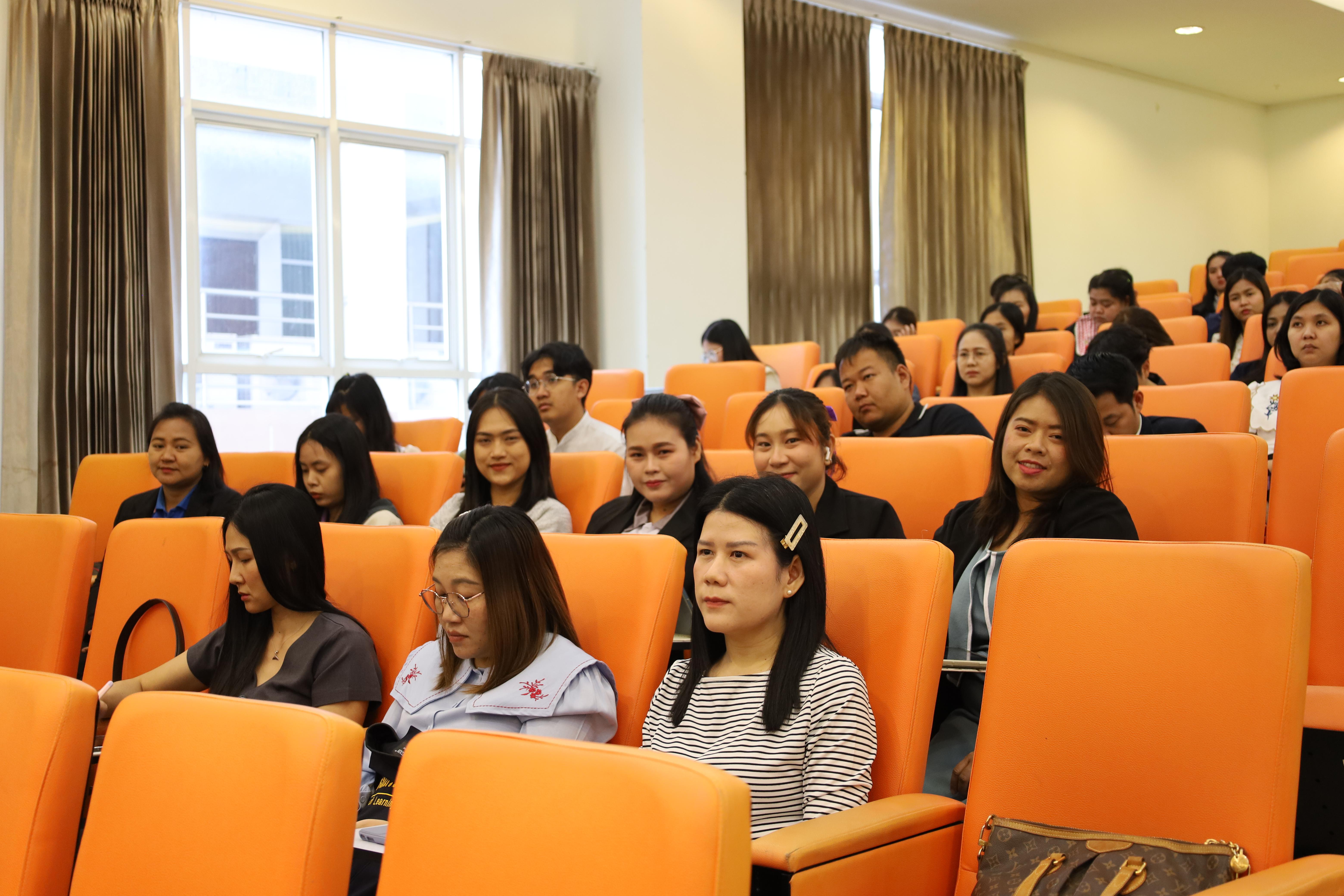 19. การอบรมโครงการพัฒนาทักษะการสอนและความเป็นครู สำหรับนักศึกษาหลักสูตรประกาศนียบัตรบัณฑิตสาขาวิชาชีพครู