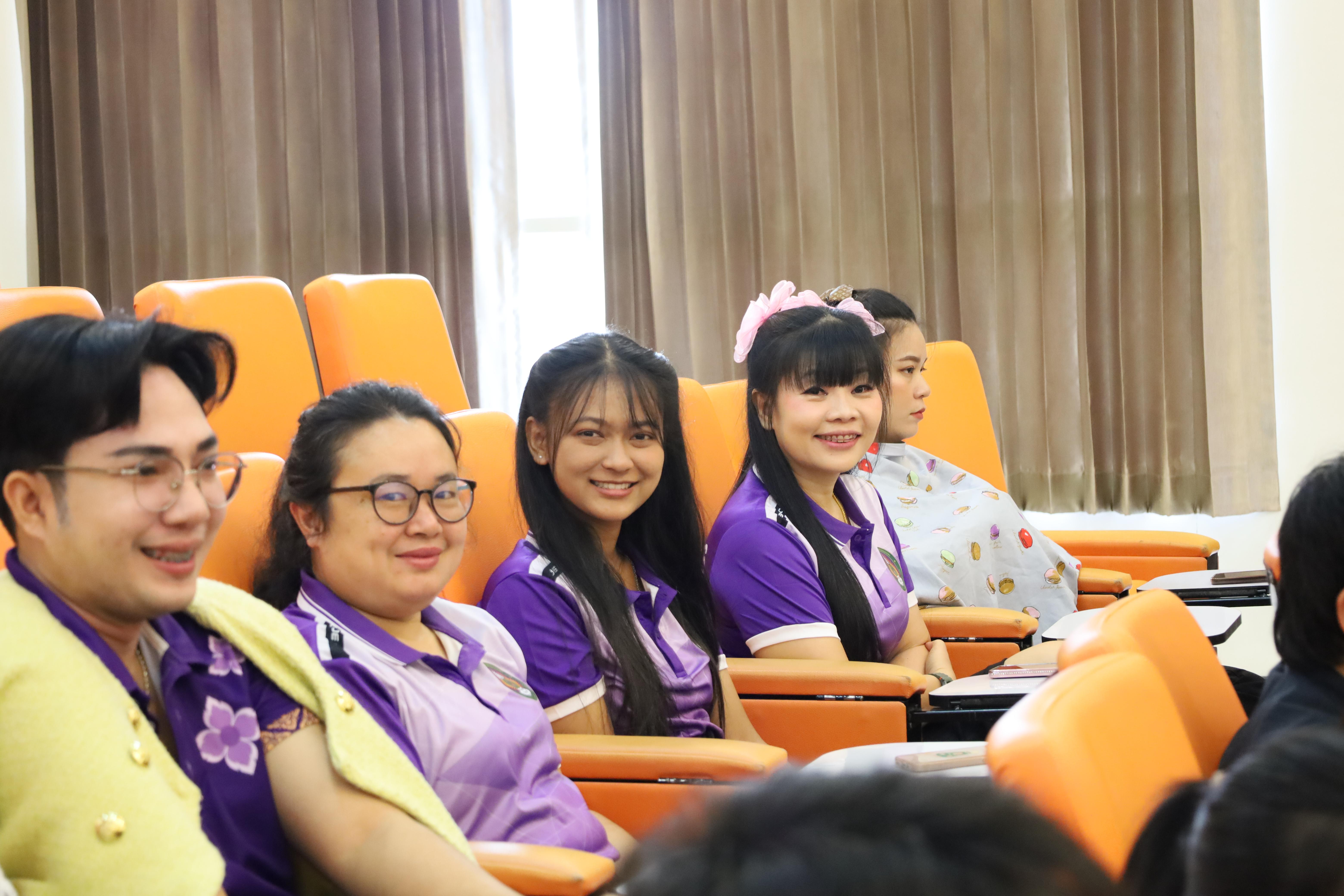 24. การอบรมโครงการพัฒนาทักษะการสอนและความเป็นครู สำหรับนักศึกษาหลักสูตรประกาศนียบัตรบัณฑิตสาขาวิชาชีพครู