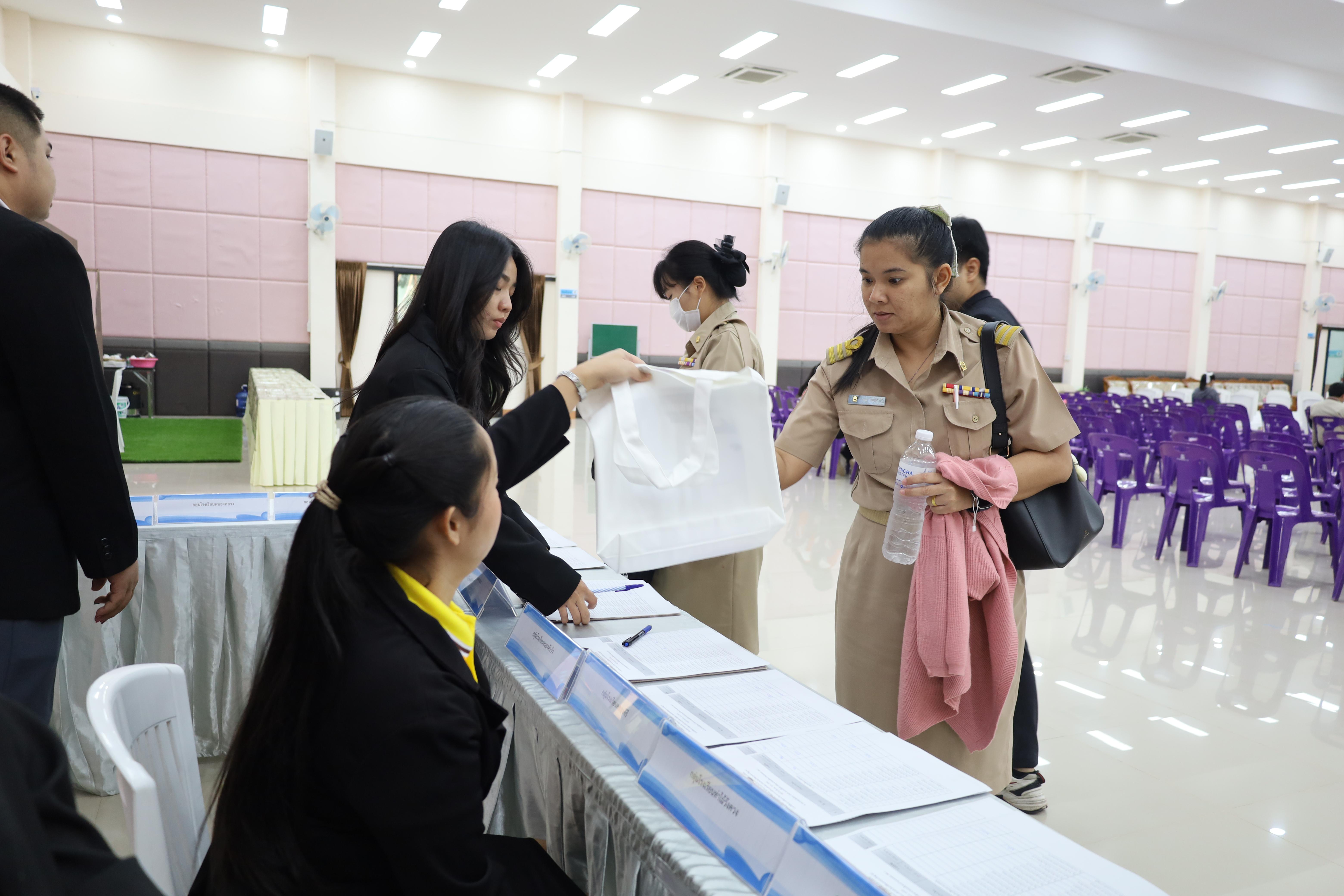 5. การอบรมเชิงปฏิบัติการพัฒนาจิตวิญญาณและจรรยาบรรณวิชาชีพครู
