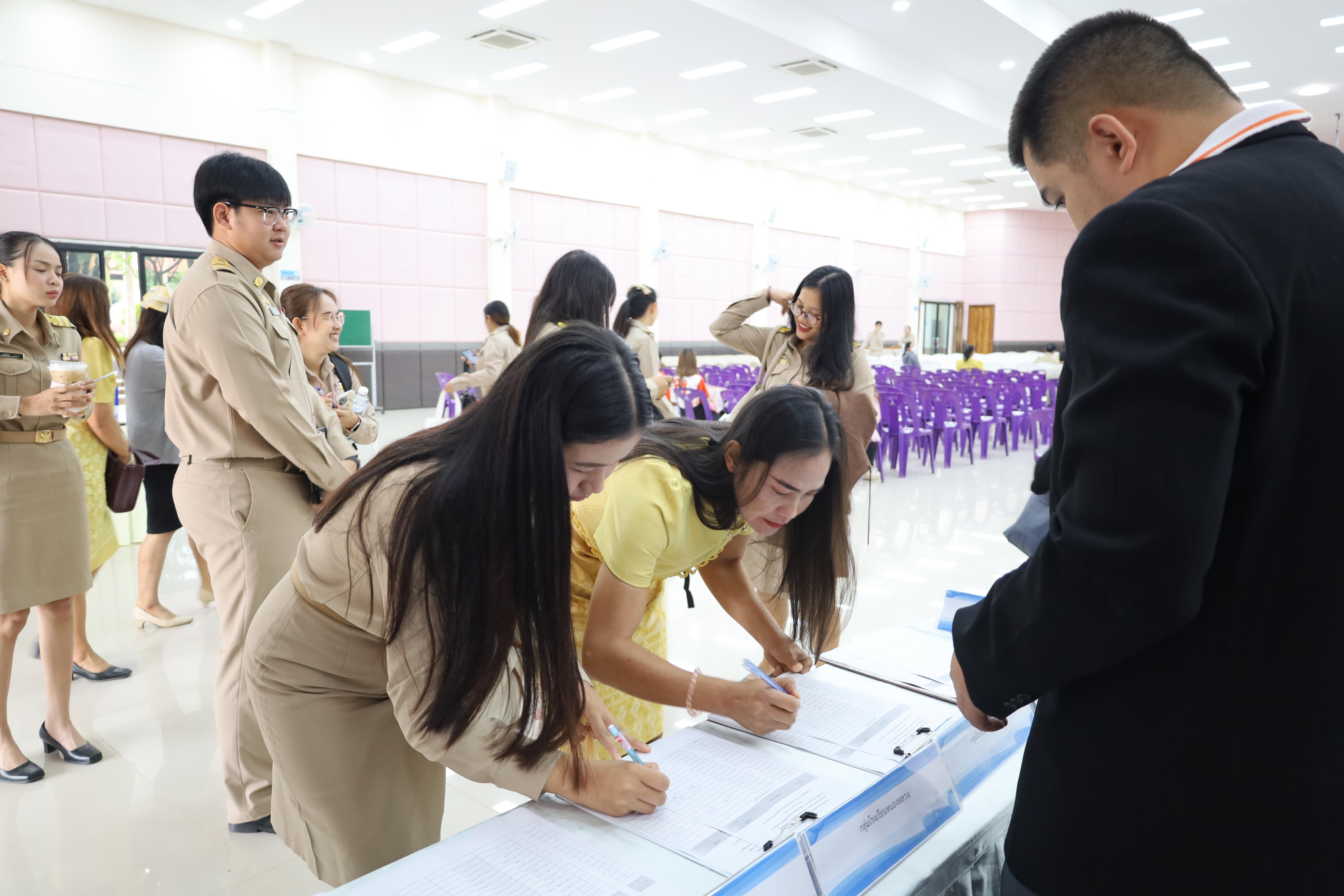 9. การอบรมเชิงปฏิบัติการพัฒนาจิตวิญญาณและจรรยาบรรณวิชาชีพครู