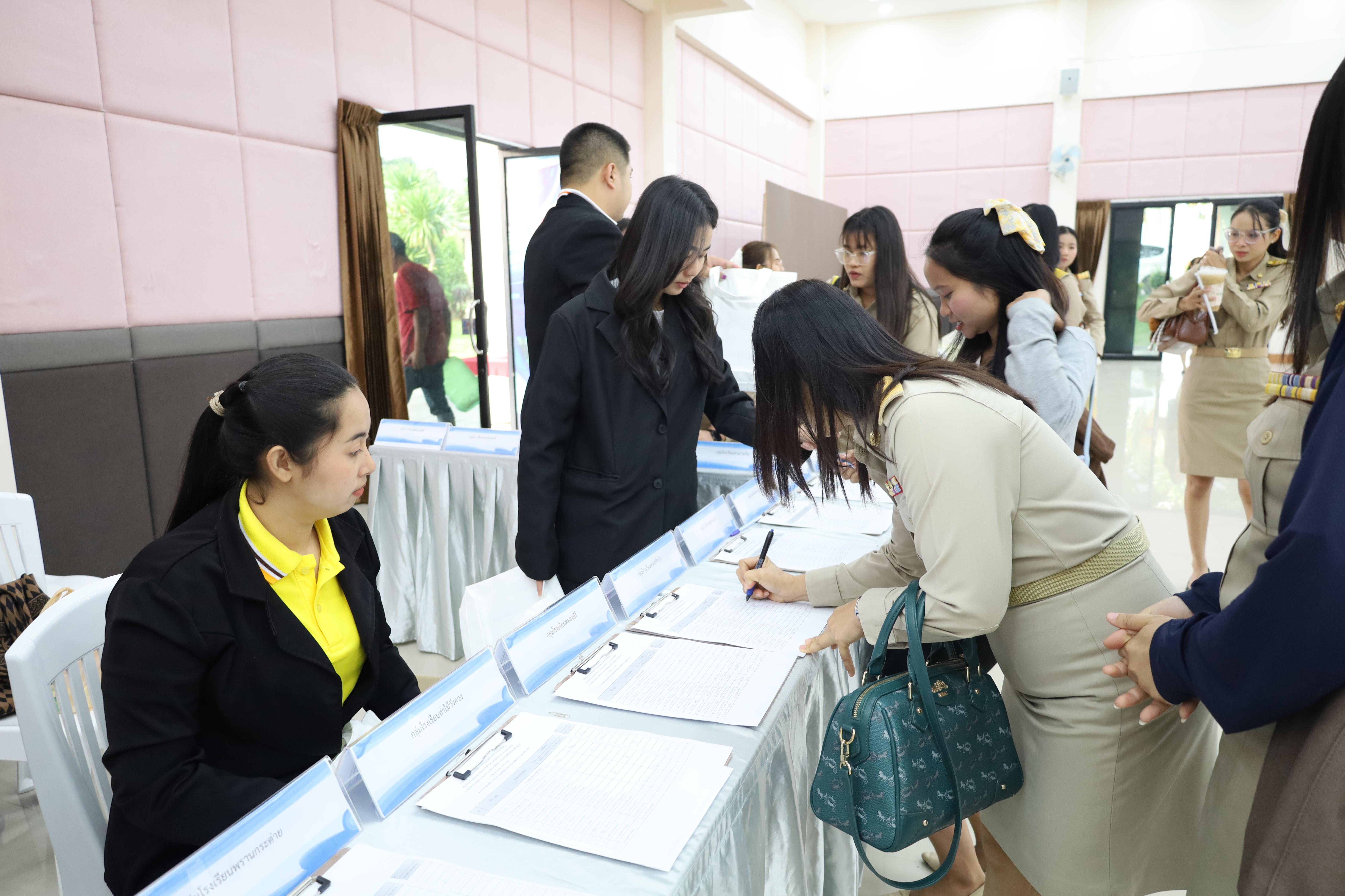 10. การอบรมเชิงปฏิบัติการพัฒนาจิตวิญญาณและจรรยาบรรณวิชาชีพครู