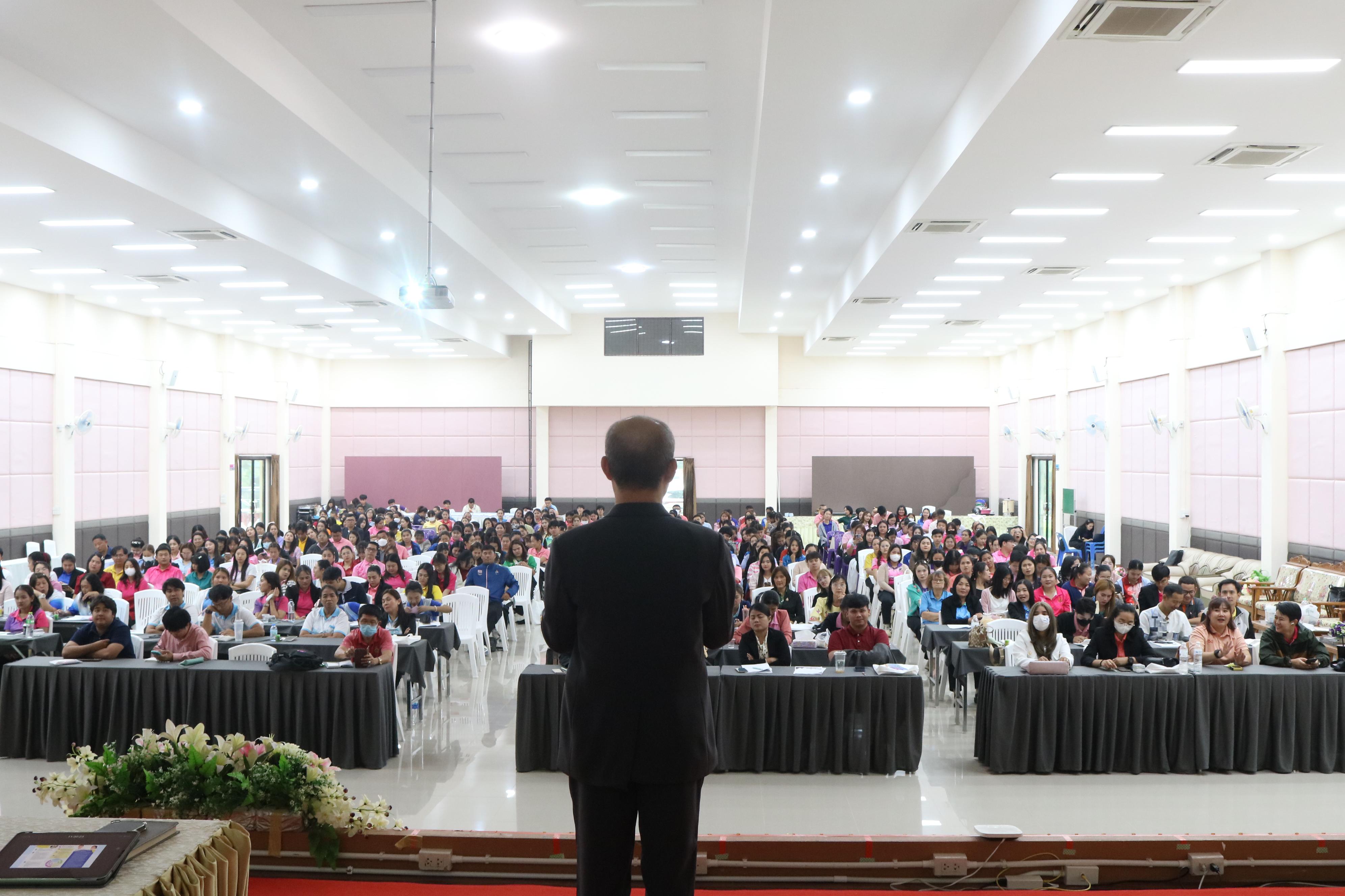 143. การอบรมคุณธรรมจริยธรรมของครูไทยและการถอดบทเรียน