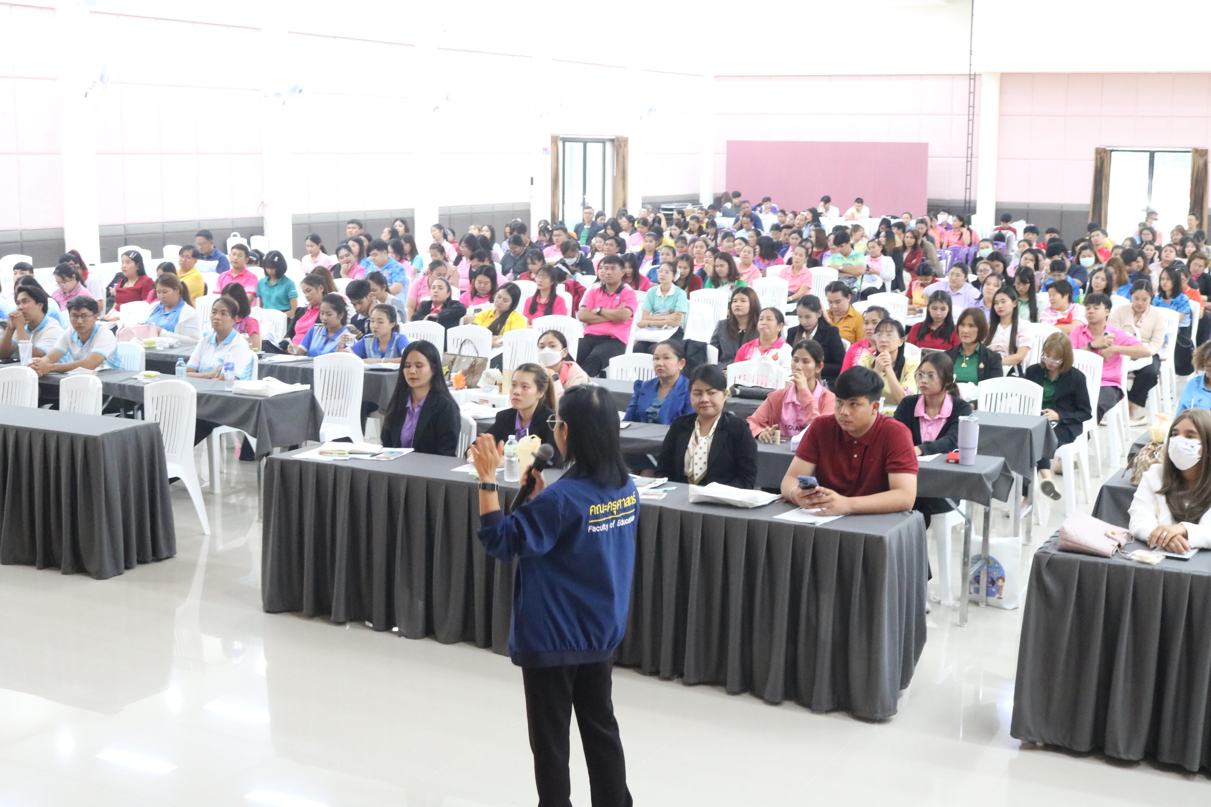 190. การอบรมคุณธรรมจริยธรรมของครูไทยและการถอดบทเรียน