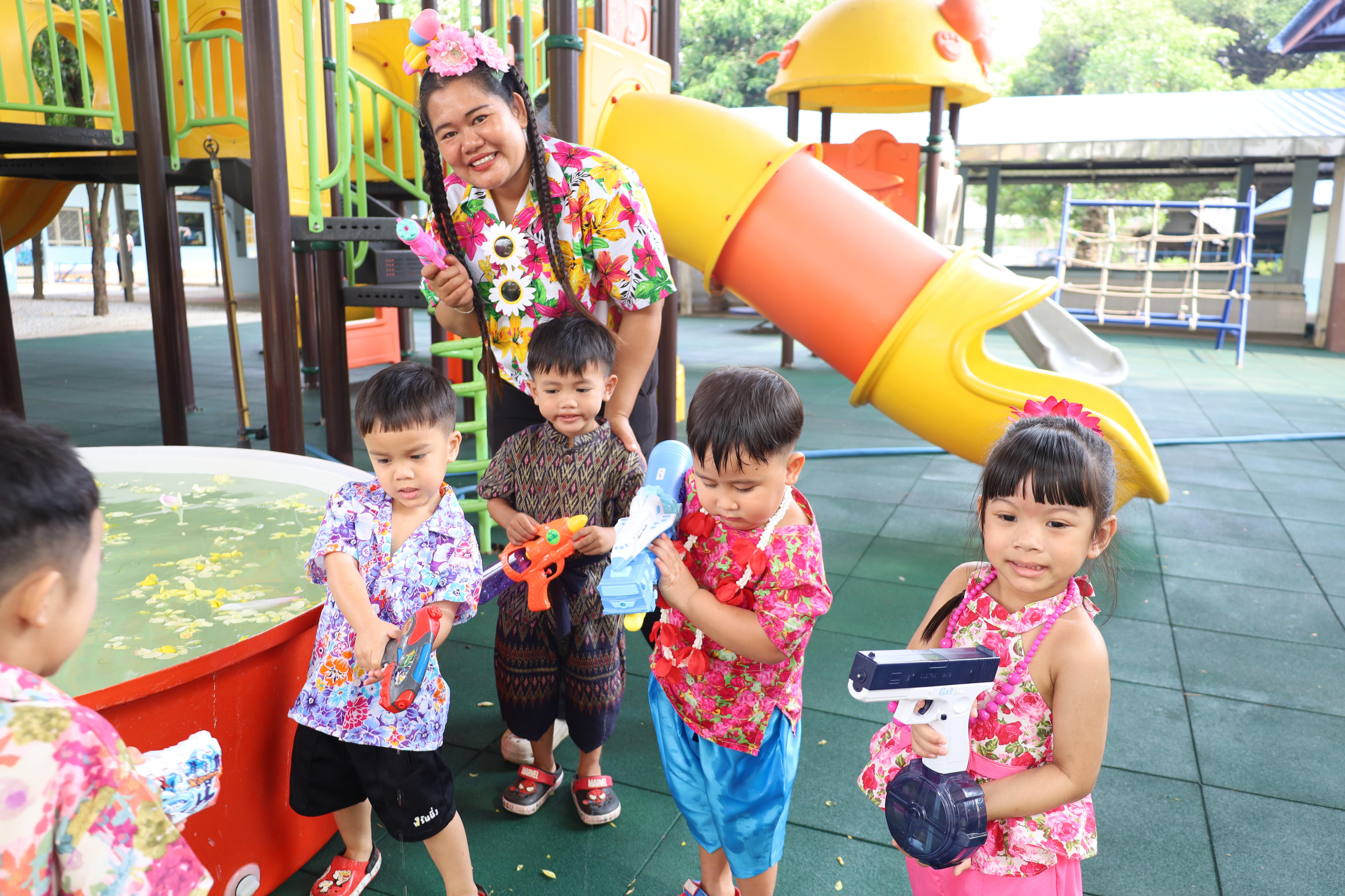 13. กิจกรรมวันสงกรานต์โรงเรียนอนุบาลราชภัฏกำแพงเพชร ปีการศึกษา 2567