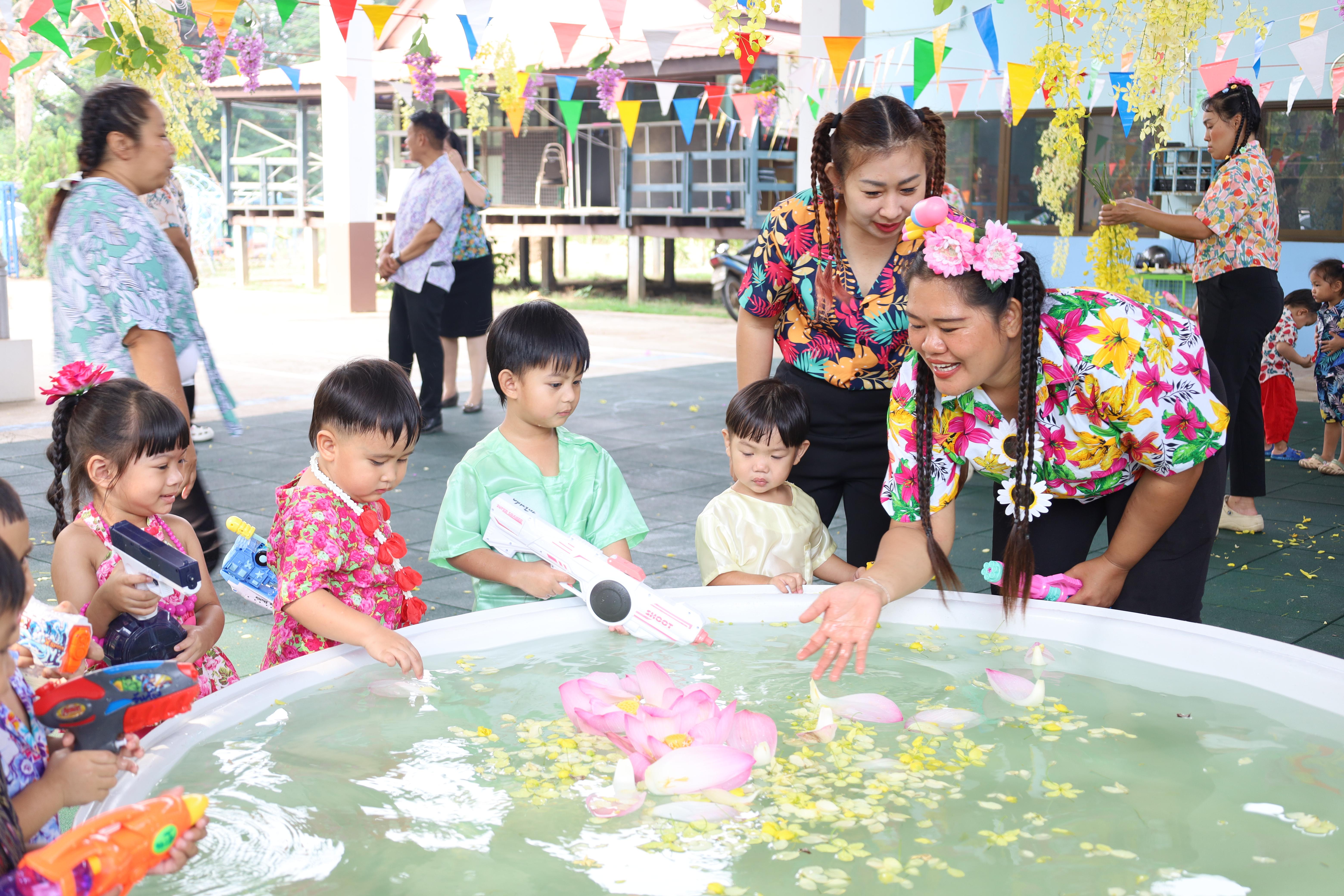 18. กิจกรรมวันสงกรานต์โรงเรียนอนุบาลราชภัฏกำแพงเพชร ปีการศึกษา 2567