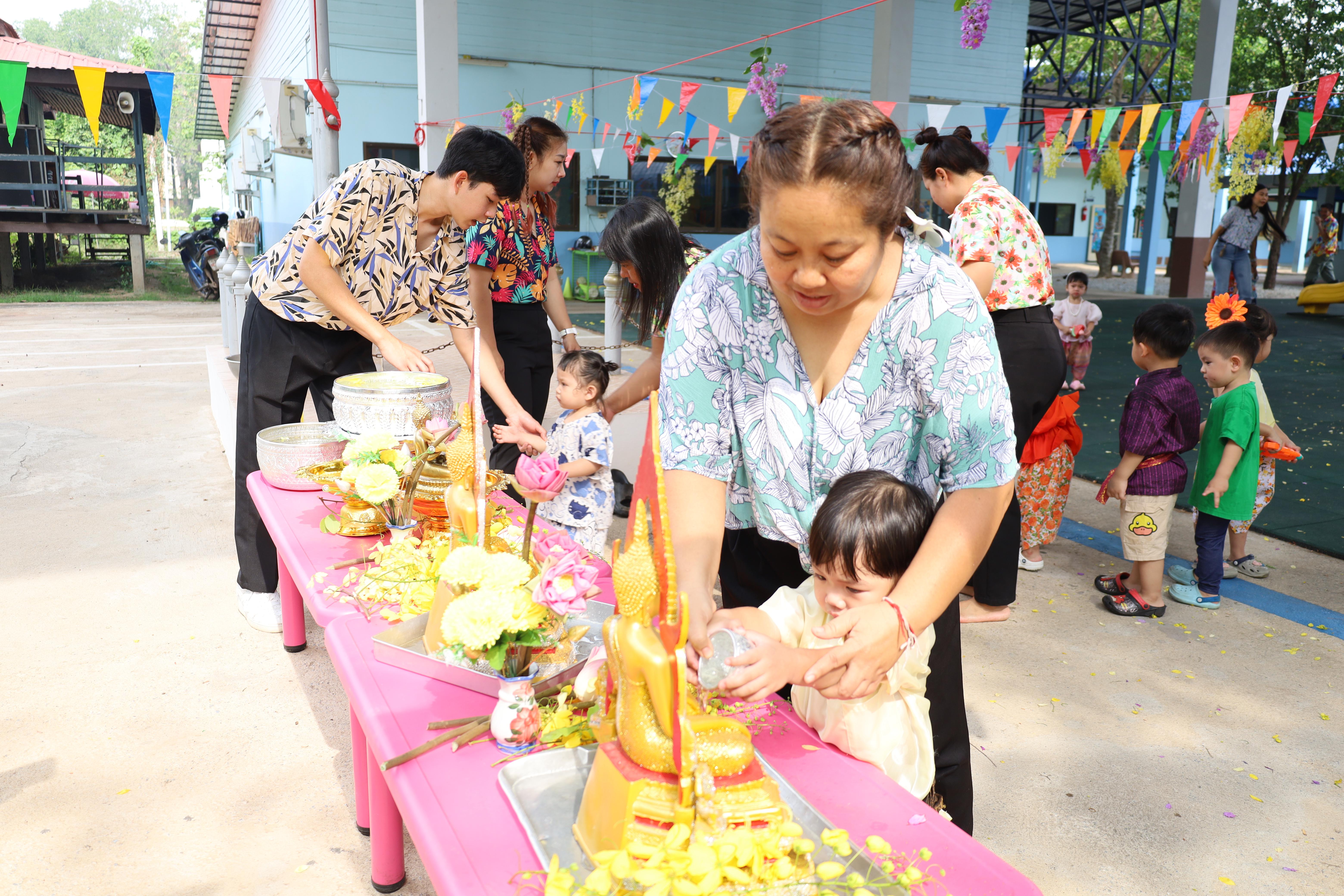 52. กิจกรรมวันสงกรานต์โรงเรียนอนุบาลราชภัฏกำแพงเพชร ปีการศึกษา 2567