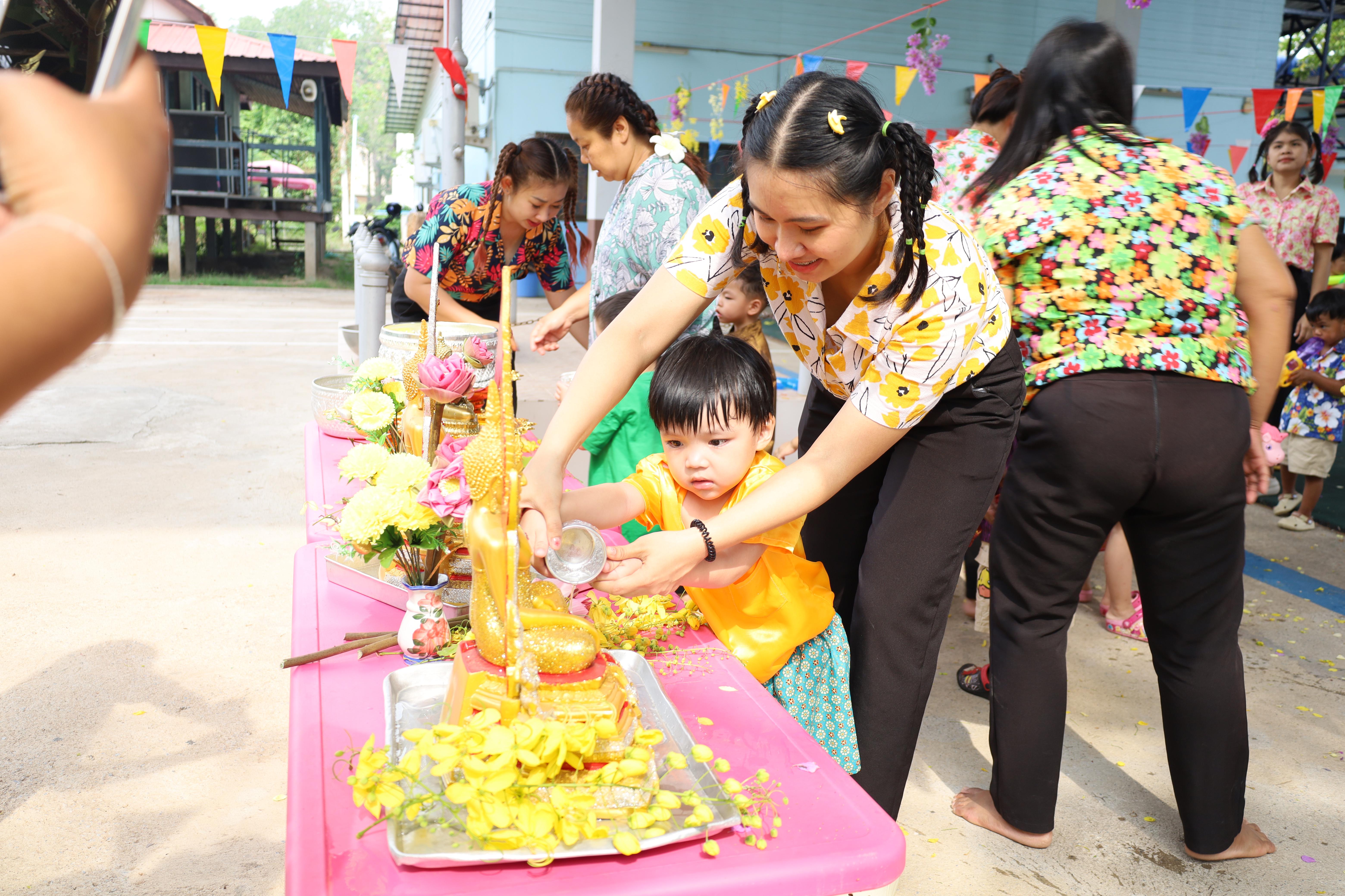 60. กิจกรรมวันสงกรานต์โรงเรียนอนุบาลราชภัฏกำแพงเพชร ปีการศึกษา 2567