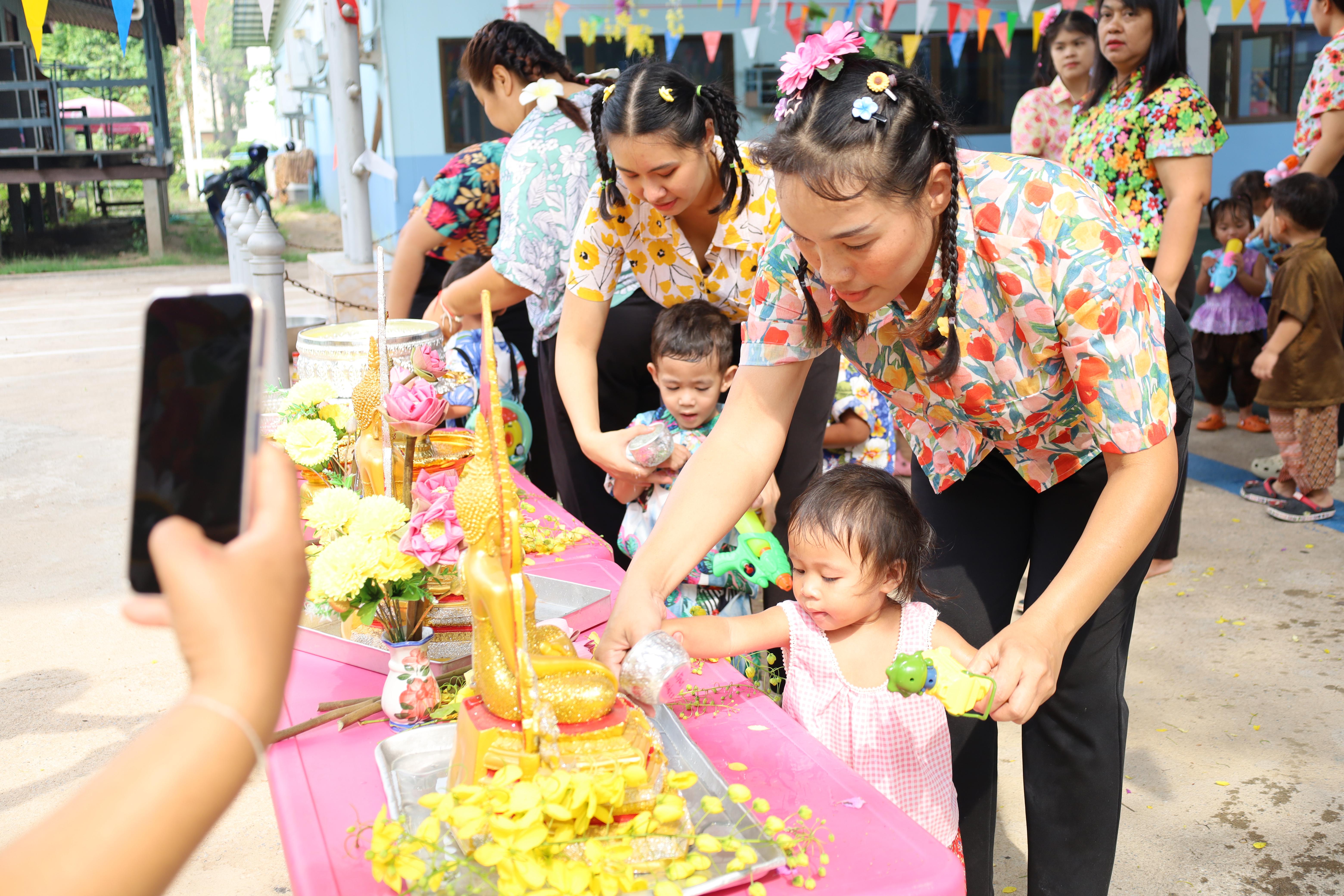 62. กิจกรรมวันสงกรานต์โรงเรียนอนุบาลราชภัฏกำแพงเพชร ปีการศึกษา 2567