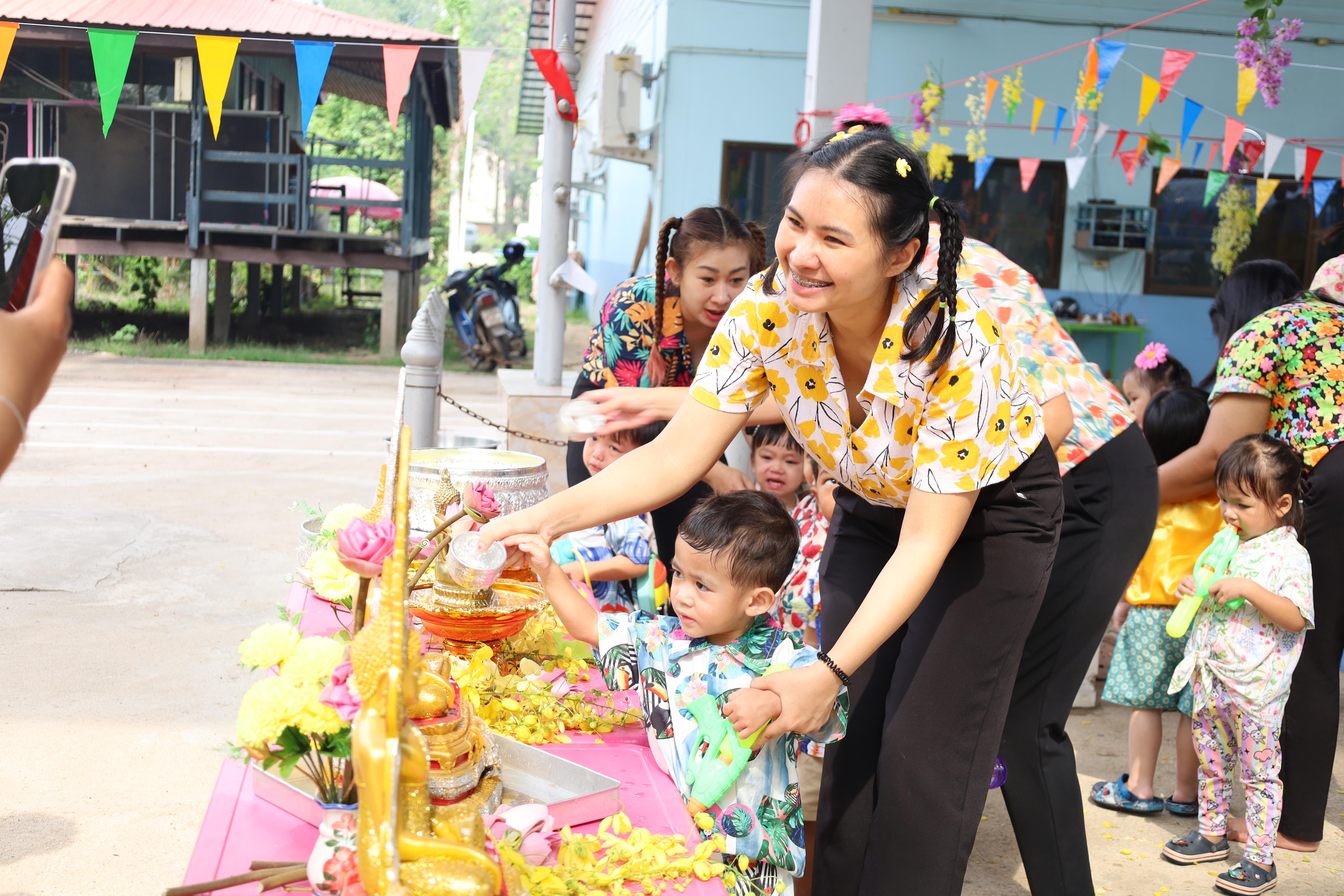 63. กิจกรรมวันสงกรานต์โรงเรียนอนุบาลราชภัฏกำแพงเพชร ปีการศึกษา 2567