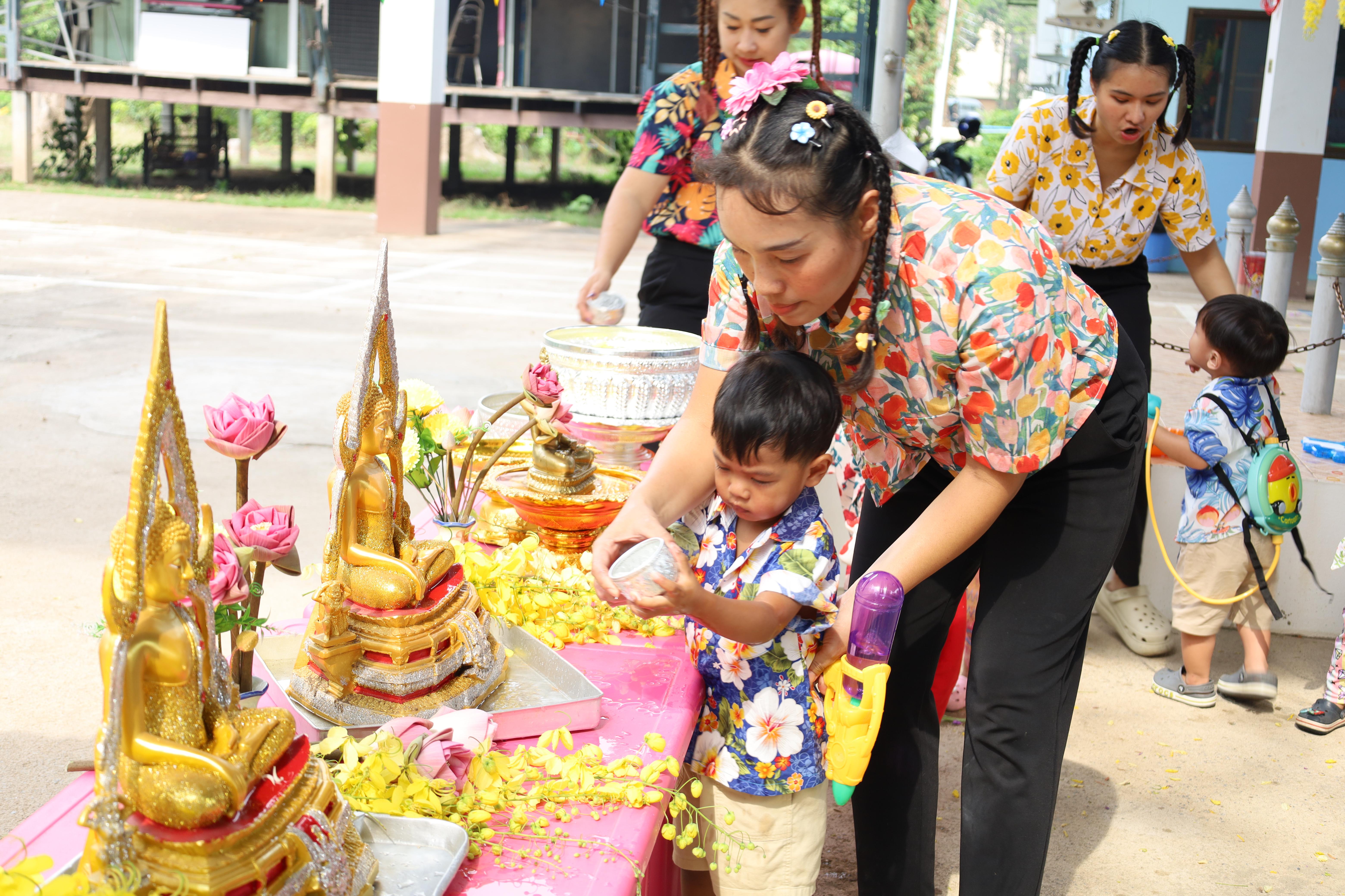 64. กิจกรรมวันสงกรานต์โรงเรียนอนุบาลราชภัฏกำแพงเพชร ปีการศึกษา 2567