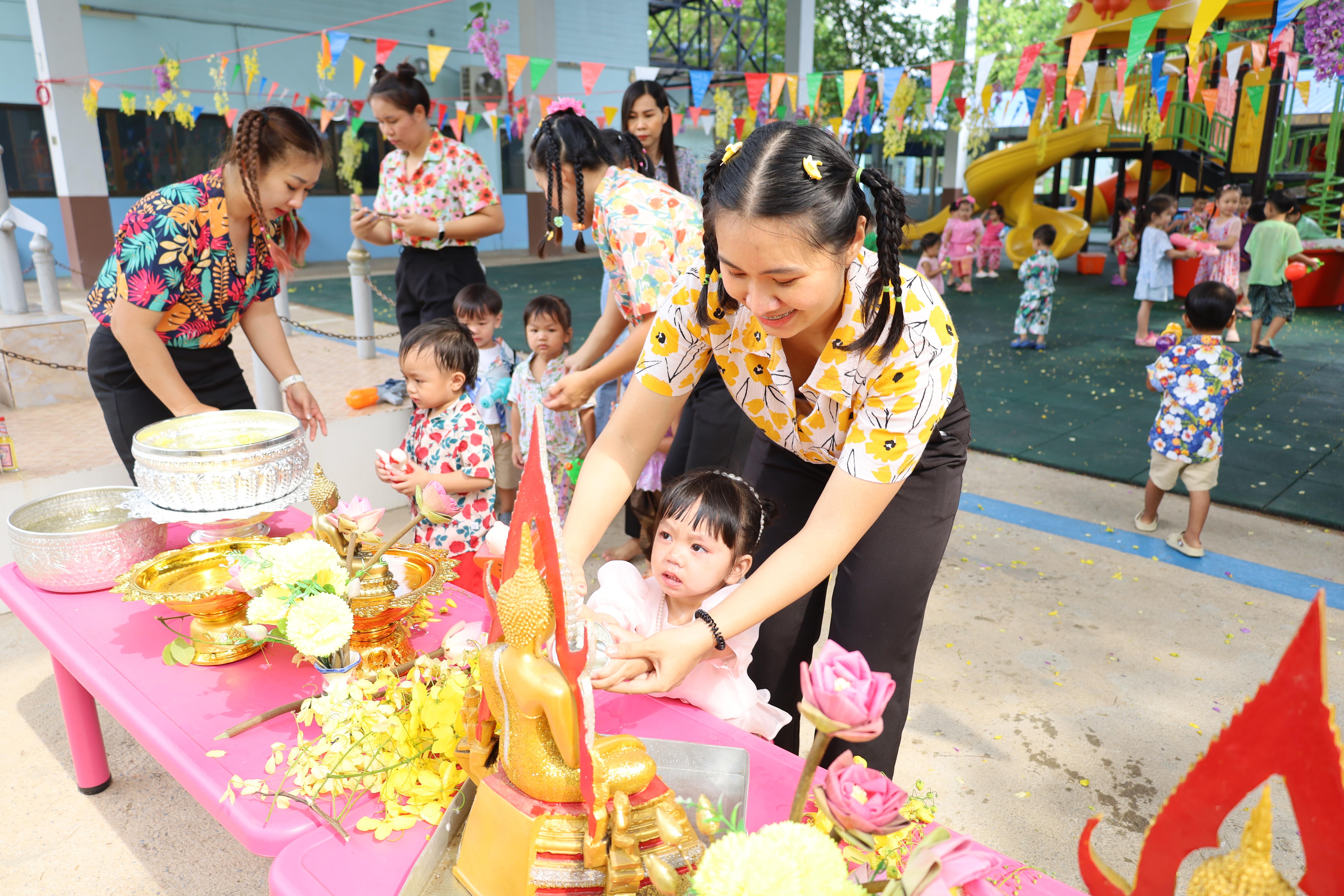 65. กิจกรรมวันสงกรานต์โรงเรียนอนุบาลราชภัฏกำแพงเพชร ปีการศึกษา 2567