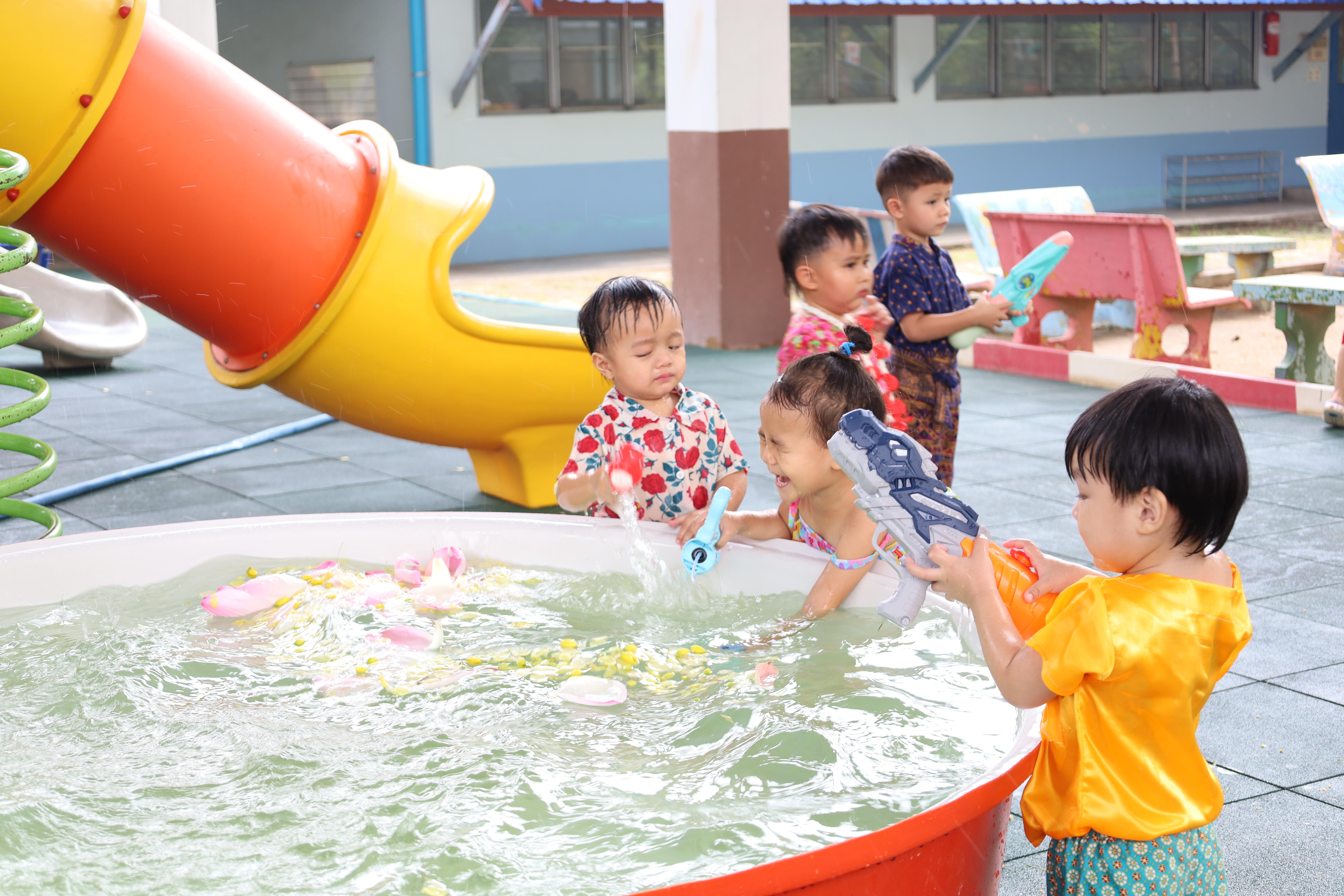 76. กิจกรรมวันสงกรานต์โรงเรียนอนุบาลราชภัฏกำแพงเพชร ปีการศึกษา 2567