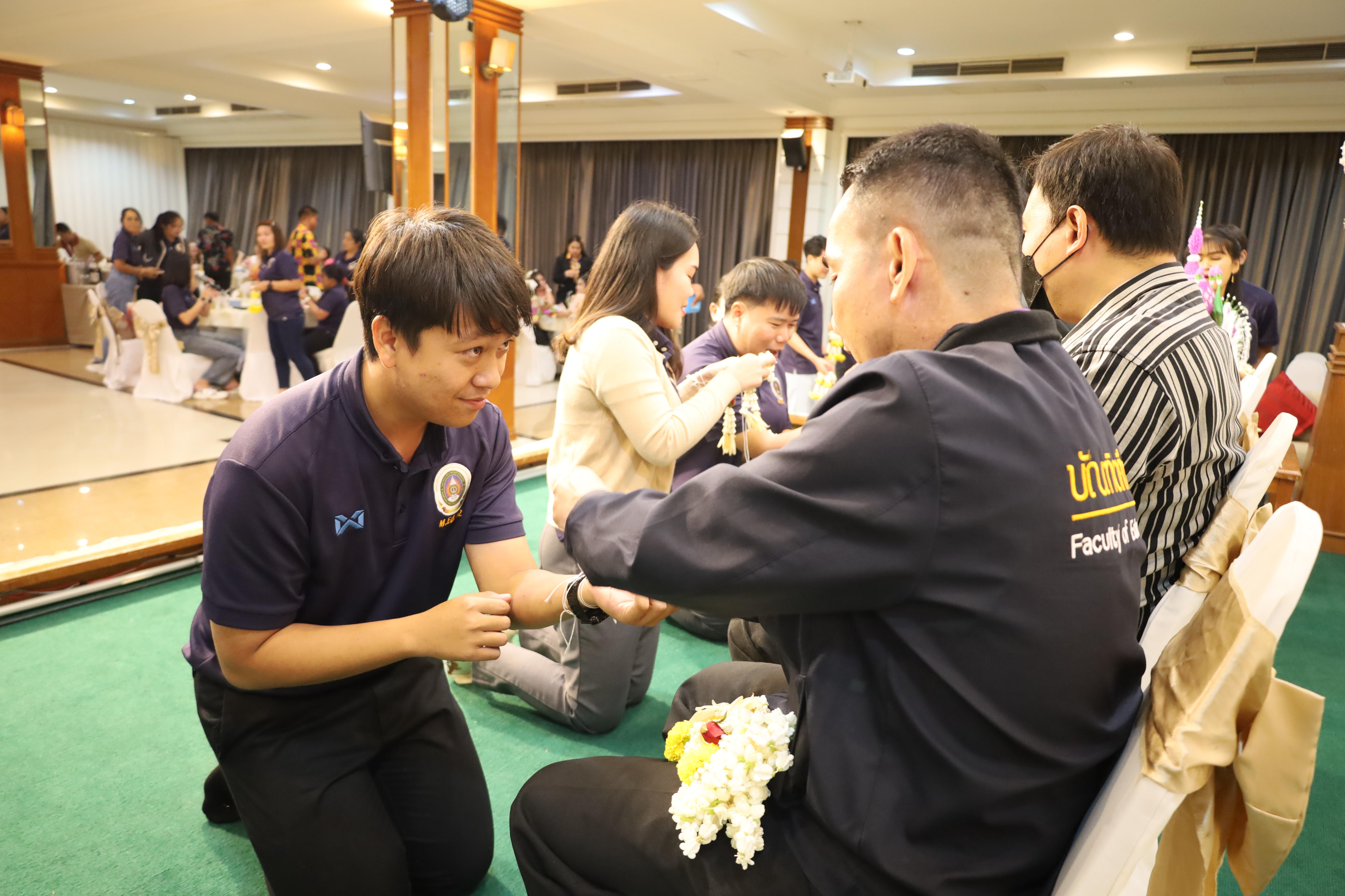 200. กิจกรรมไหว้ครู สู่ขวัญน้อง การบริหารการศึกษา ประจำปีการศึกษา 2568