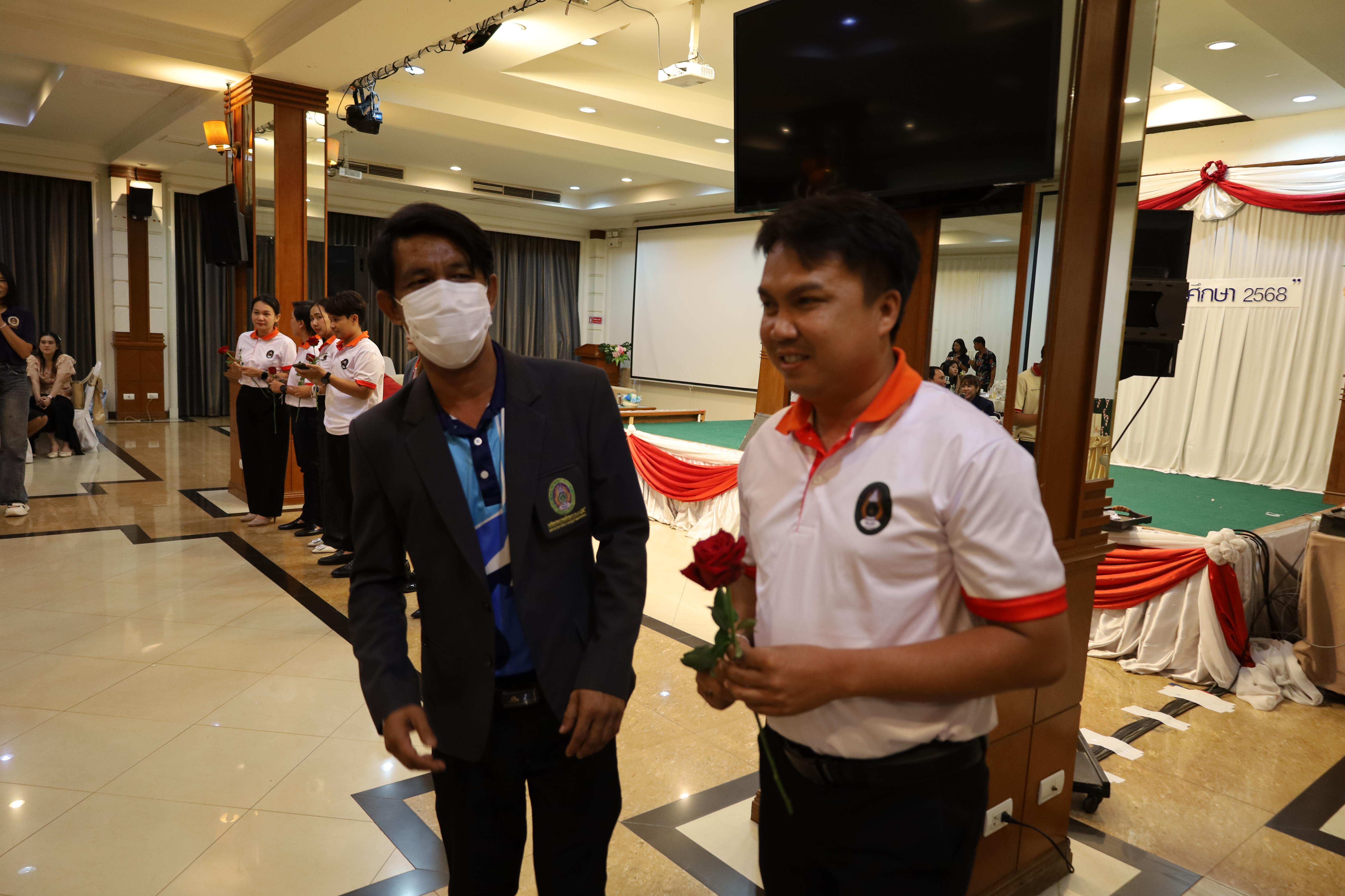 295. กิจกรรมไหว้ครู สู่ขวัญน้อง การบริหารการศึกษา ประจำปีการศึกษา 2568
