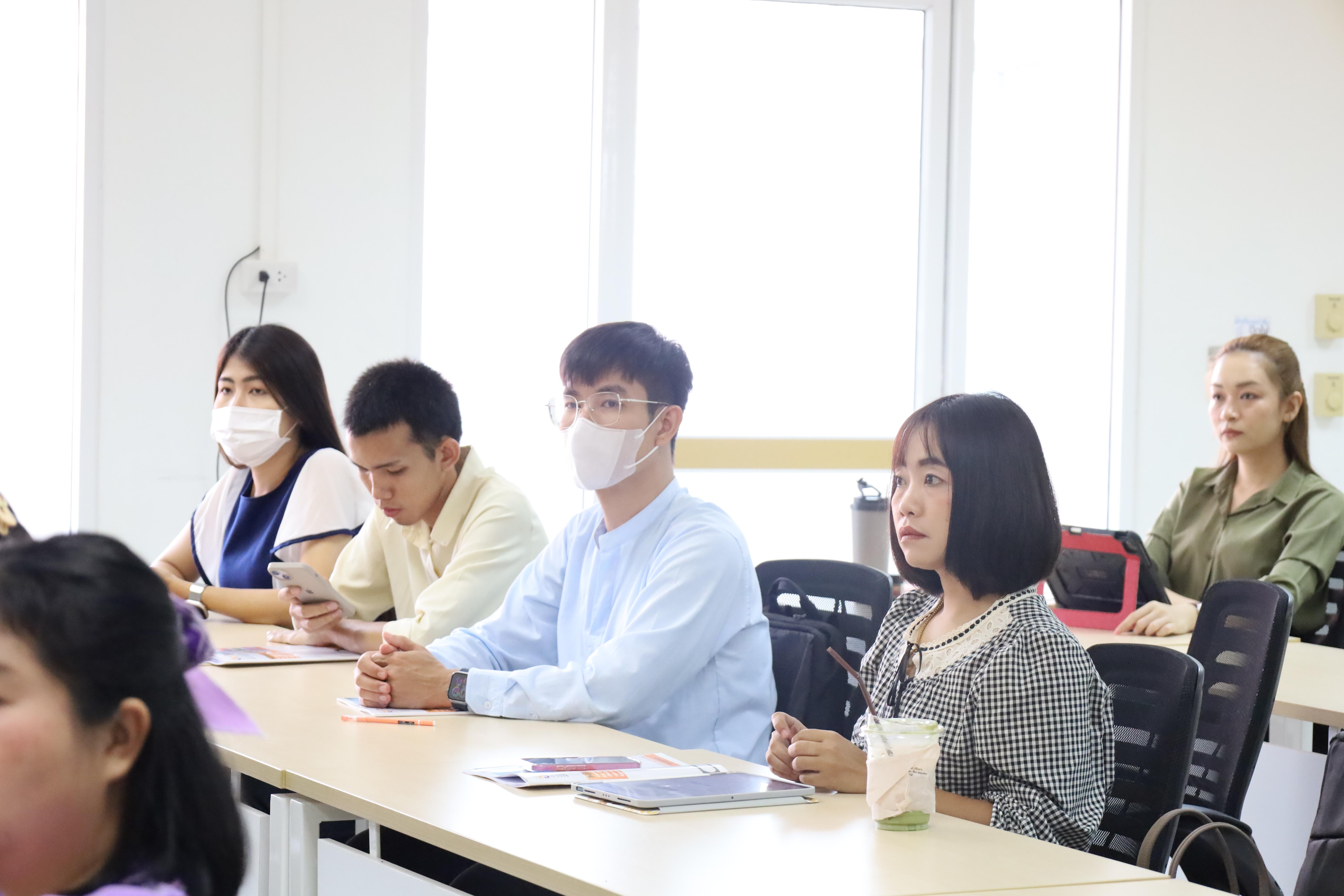 11. อบรมหลักสูตรการพัฒนาสมรรถนะครูภาษาอังกฤษด้วย Generative AI