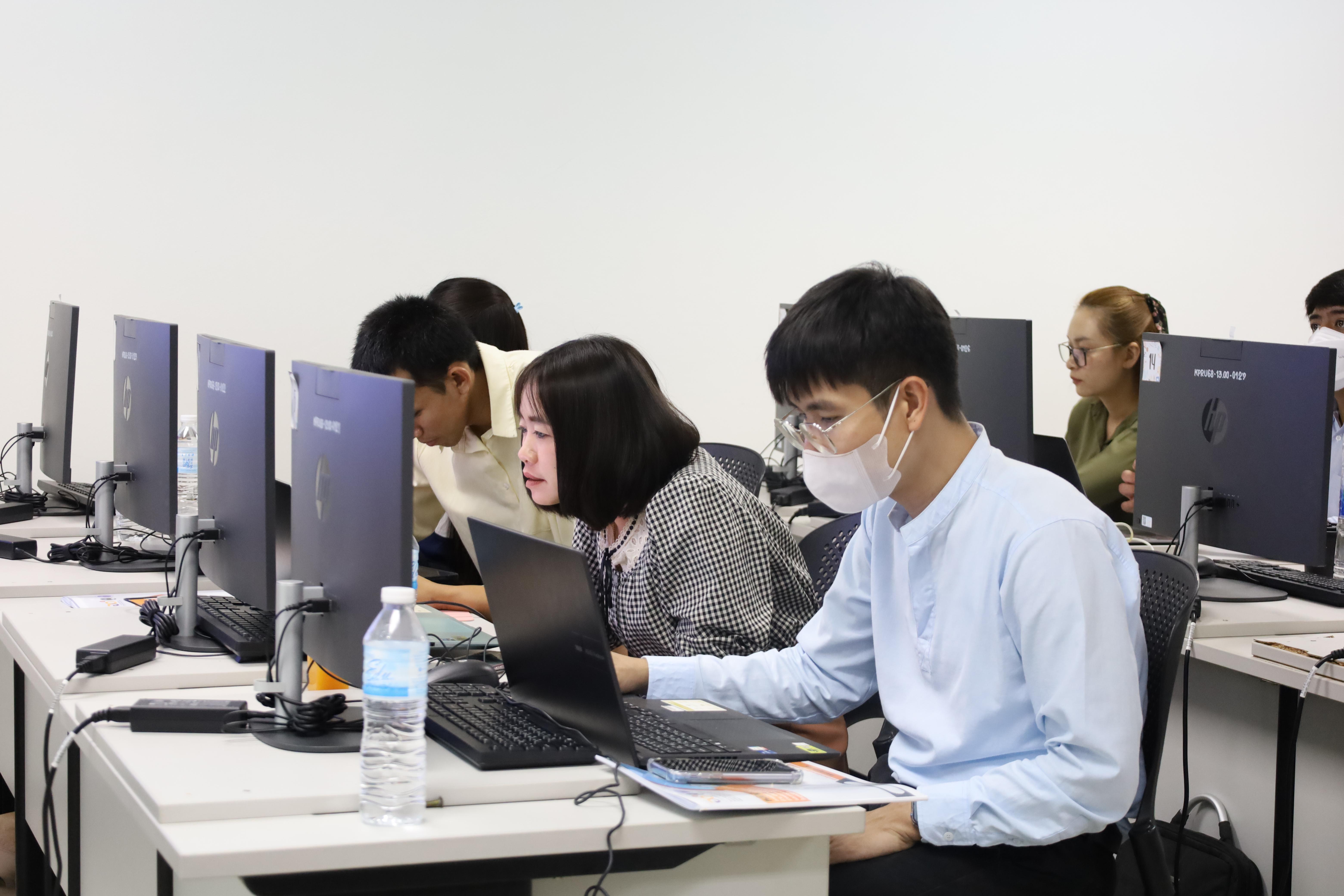 78. อบรมหลักสูตรการพัฒนาสมรรถนะครูภาษาอังกฤษด้วย Generative AI