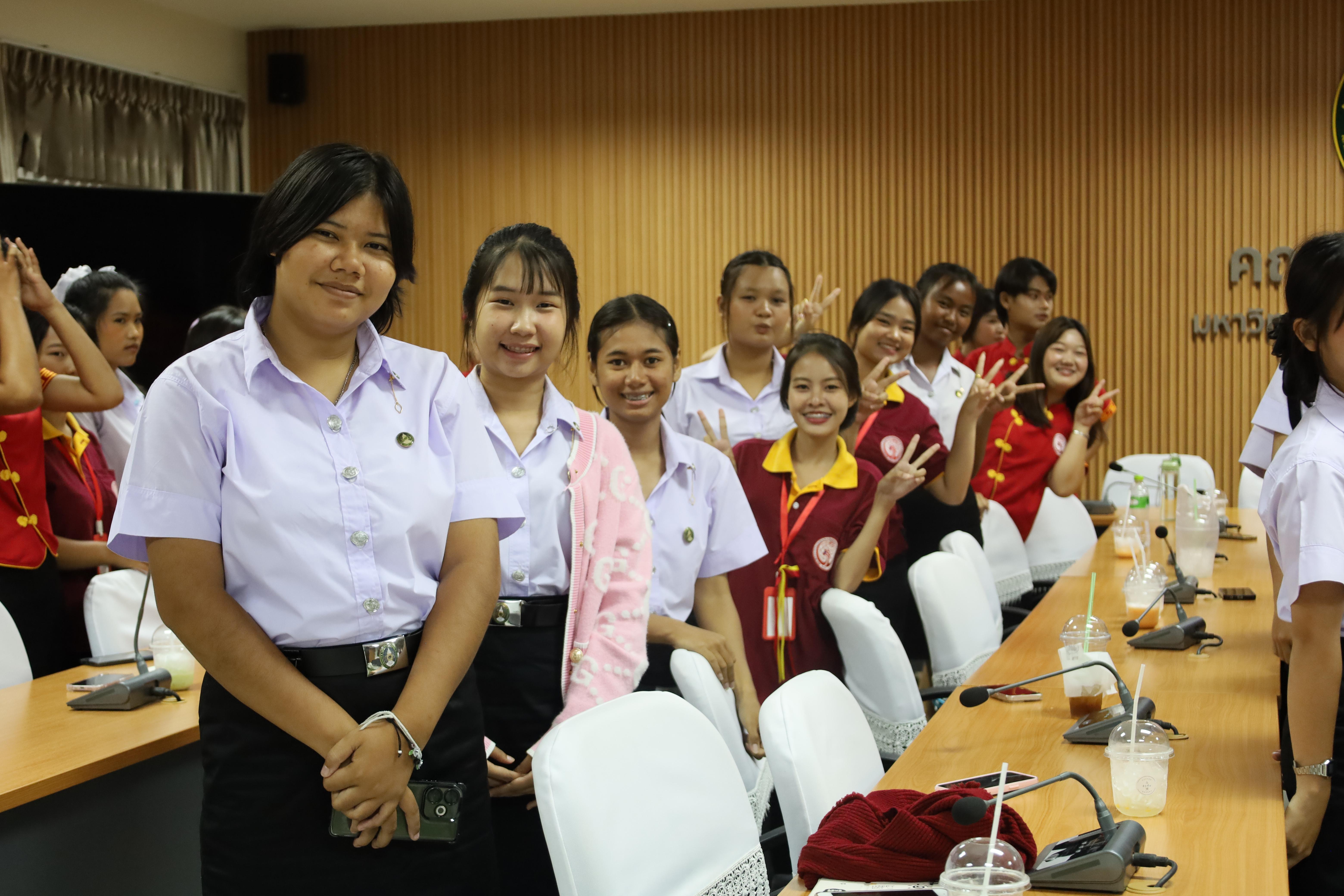 32. กิจกรรมเตรียมความพร้อมสู่รั้วมหาวิทยาลัยสำหรับนักศึกษาภาษาจีน