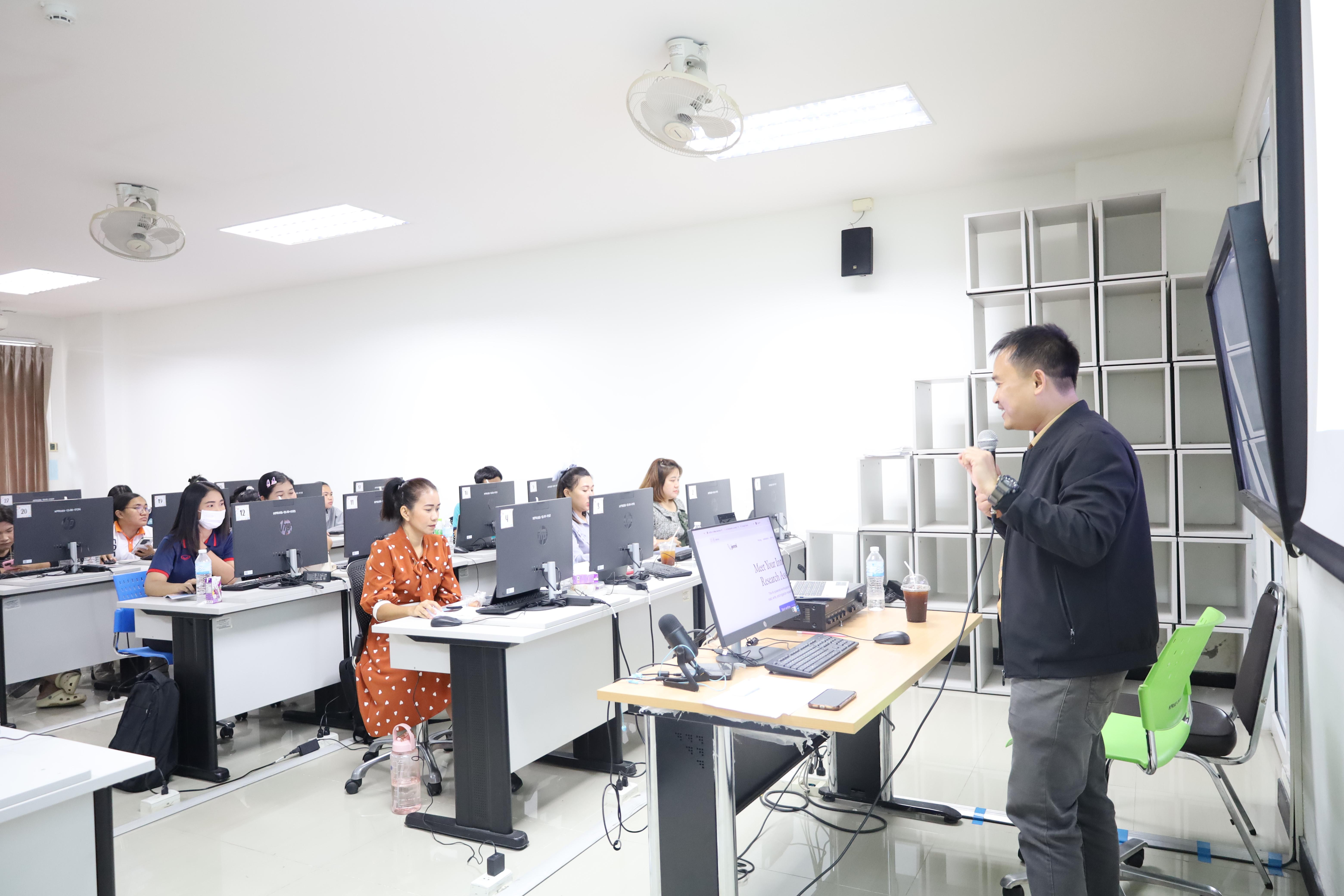 112. อบรมหลักสูตรการพัฒนาสมรรถนะครูภาษาอังกฤษด้วย Generative AI-1