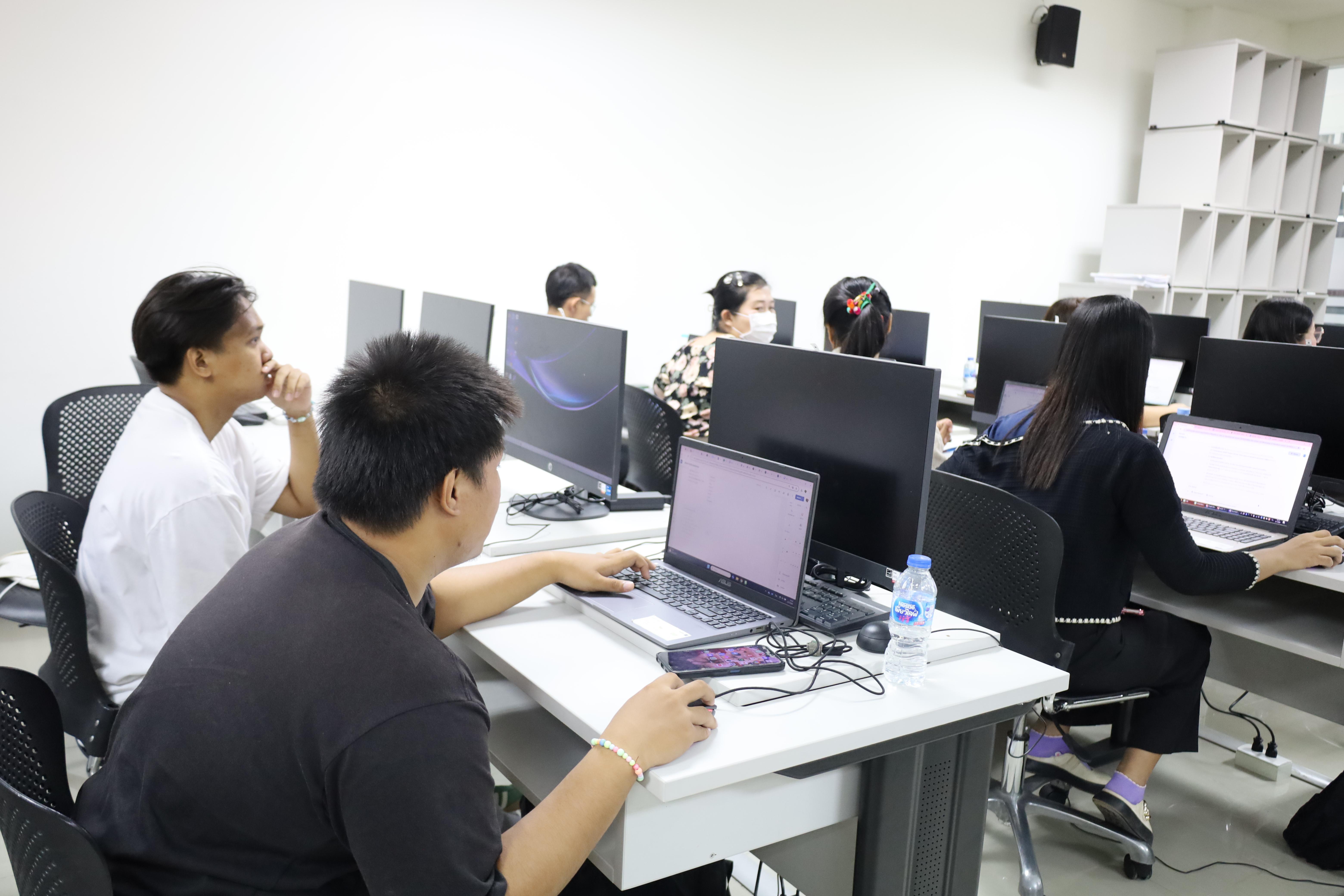 13. กิจกรรมอบรมหลักสูตรระยะสั้น (Non-degree) การพัฒนาสมรรถนะครูภาษาอังกฤษด้วย Generative AI